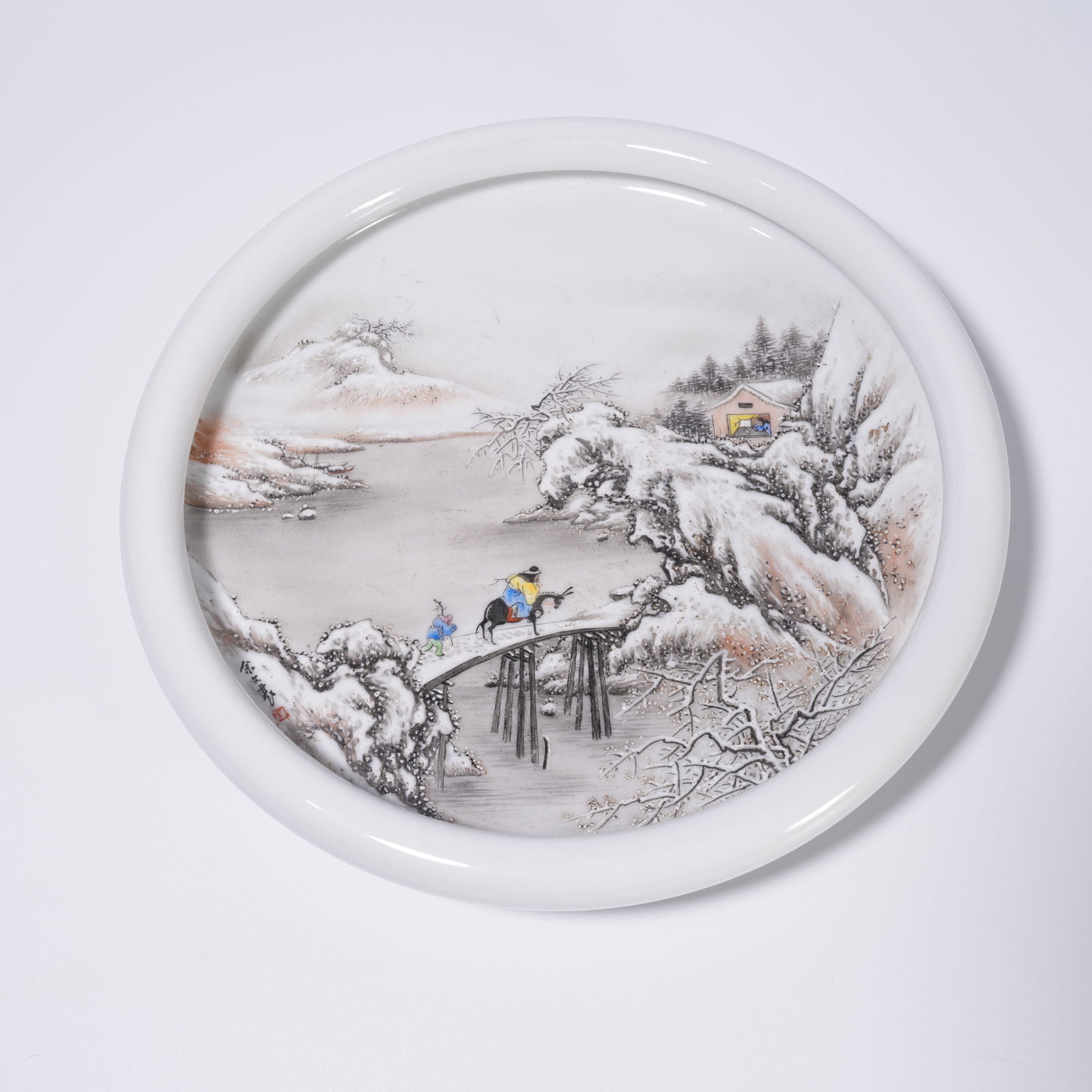 A FAMILLE-ROSE WASHER WITH SNOWY LANDSCAPE AND FIGURE SCENE: Famille-rose washer with snowy landscape and figure scene