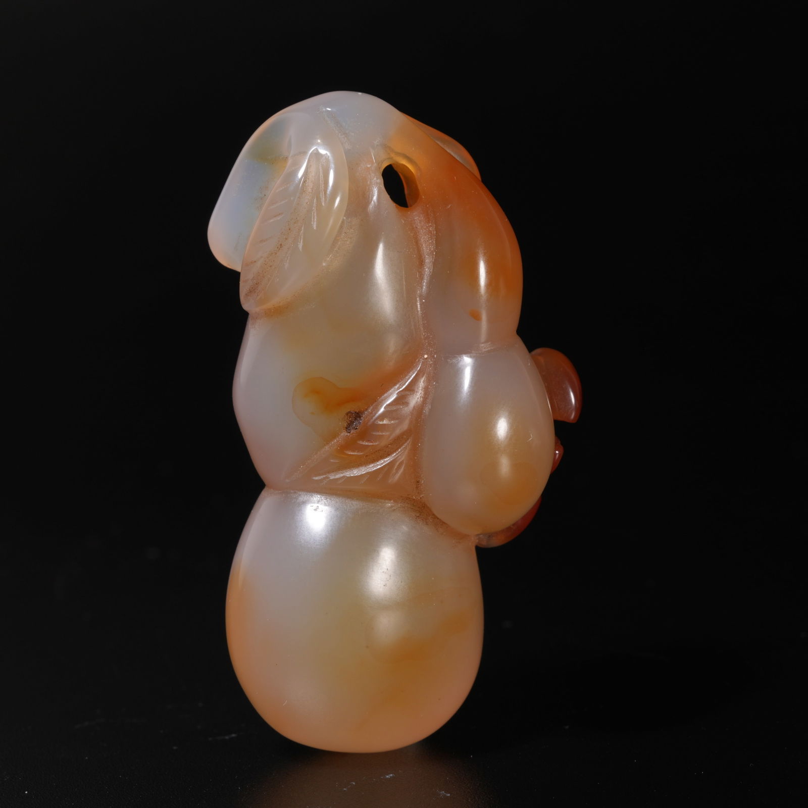 A AGATE GOURD-SHAPED PENDANT: Agate gourd-shaped pendant