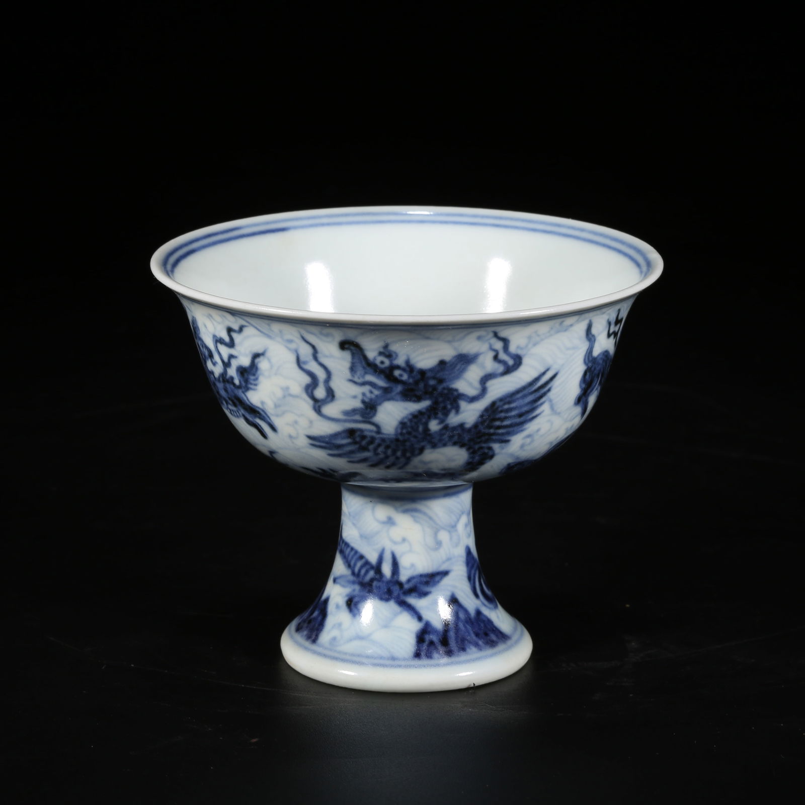 A BLUE-AND-WHITE HIGH-FOOTED CUP WITH SEA-BEAST PATTERN: Blue-and-White High-Footed Cup with Sea-Beast Pattern