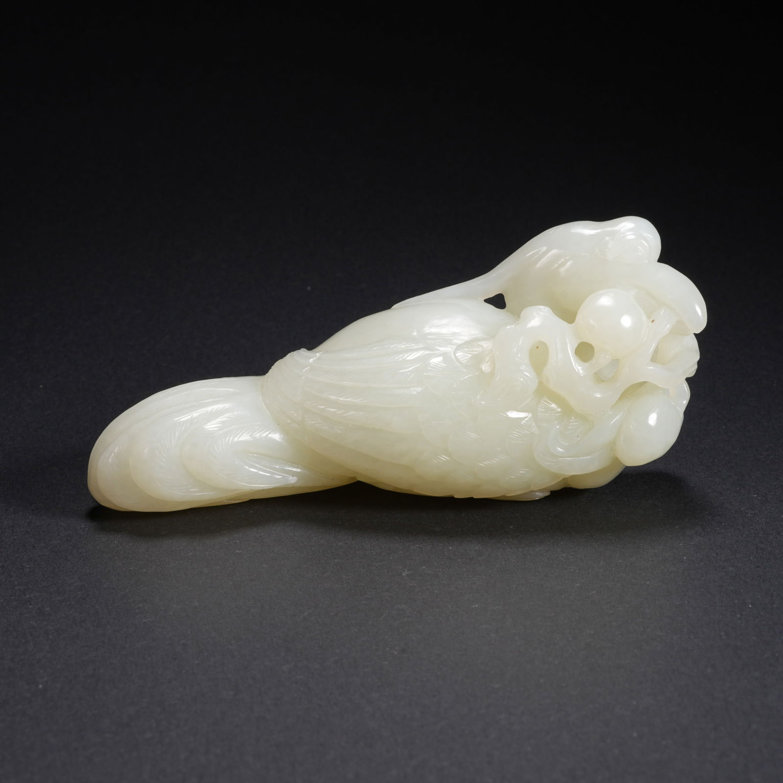 A HETIAN JADE CARVED BIRD-FORM FIGURE (1 of 10)