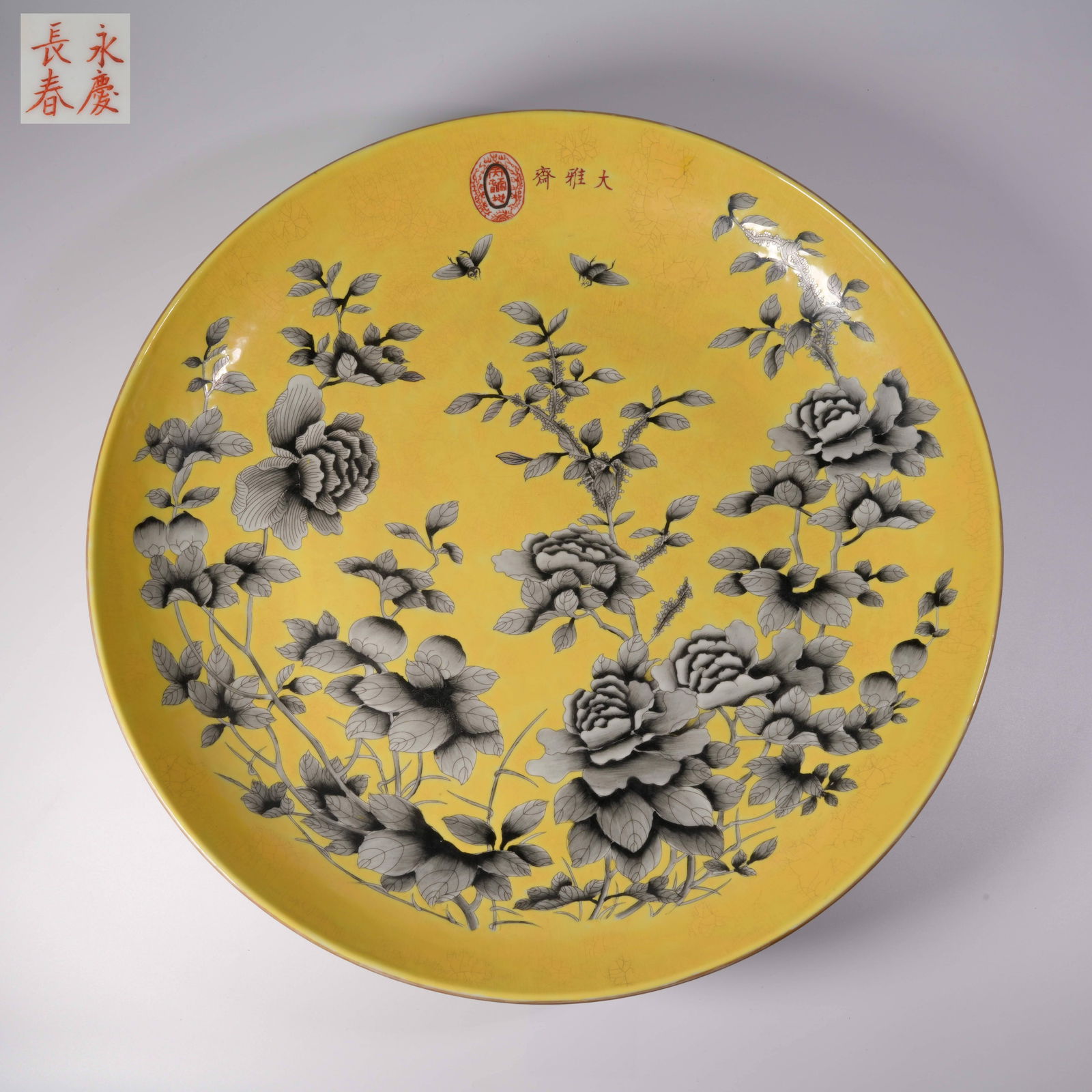 A YELLOW-GROUND PLATE WITH INK-PAINTED FLORAL MOTIFS: Yellow-ground plate with ink-painted floral motifs