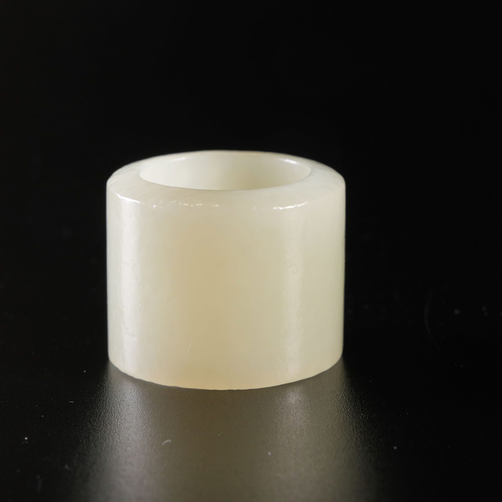 A HETIAN JADE THUMB RING (BAN ZHI) (1 of 7)