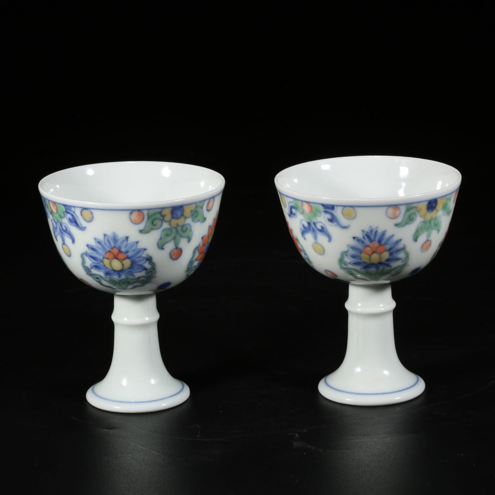 A SET OF DOUCAI HIGH-FOOTED CUPS WITH FLORAL MEDALLION PATTERN (1 of 8)
