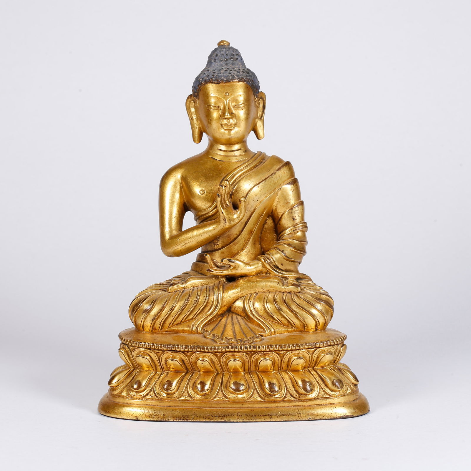 A GILT BRONZE BUDDHA STATUE: Gilt Bronze Buddha Statue