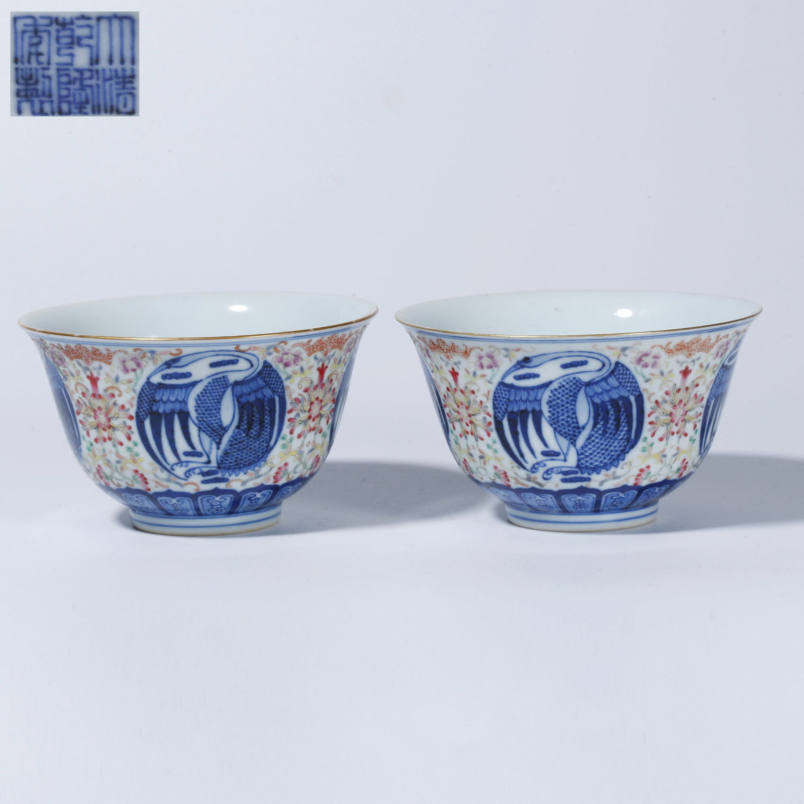 A BLUE-AND-WHITE CRANE DESIGN CUP (PAIR) (1 of 9)