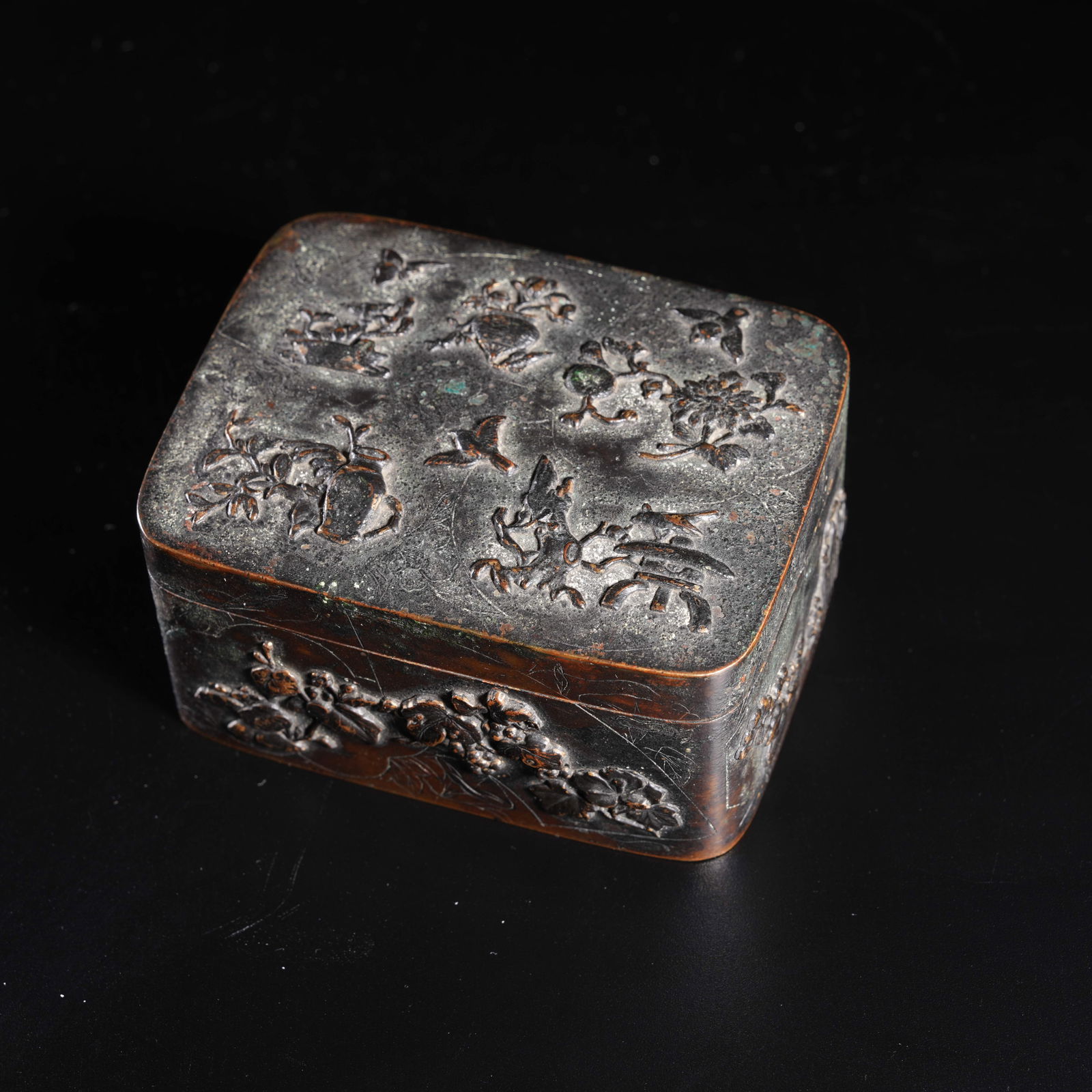 A BRONZE BO GU-PATTERN COVERED BOX: Bronze Bo Gu-Pattern Covered Box