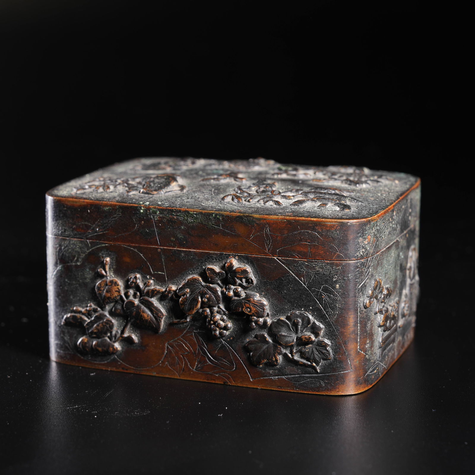 A BRONZE BO GU-PATTERN COVERED BOX - 2