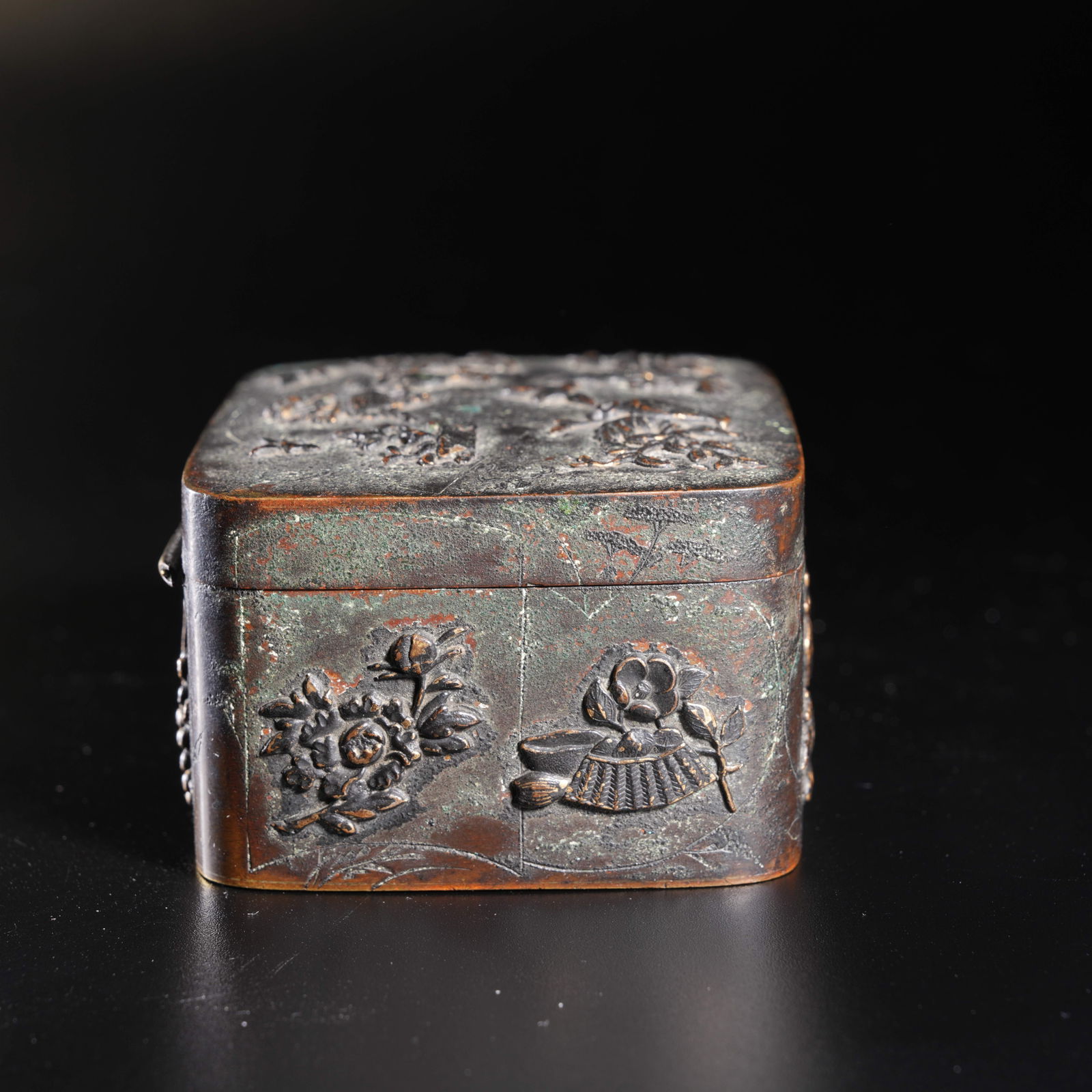 A BRONZE BO GU-PATTERN COVERED BOX - 6