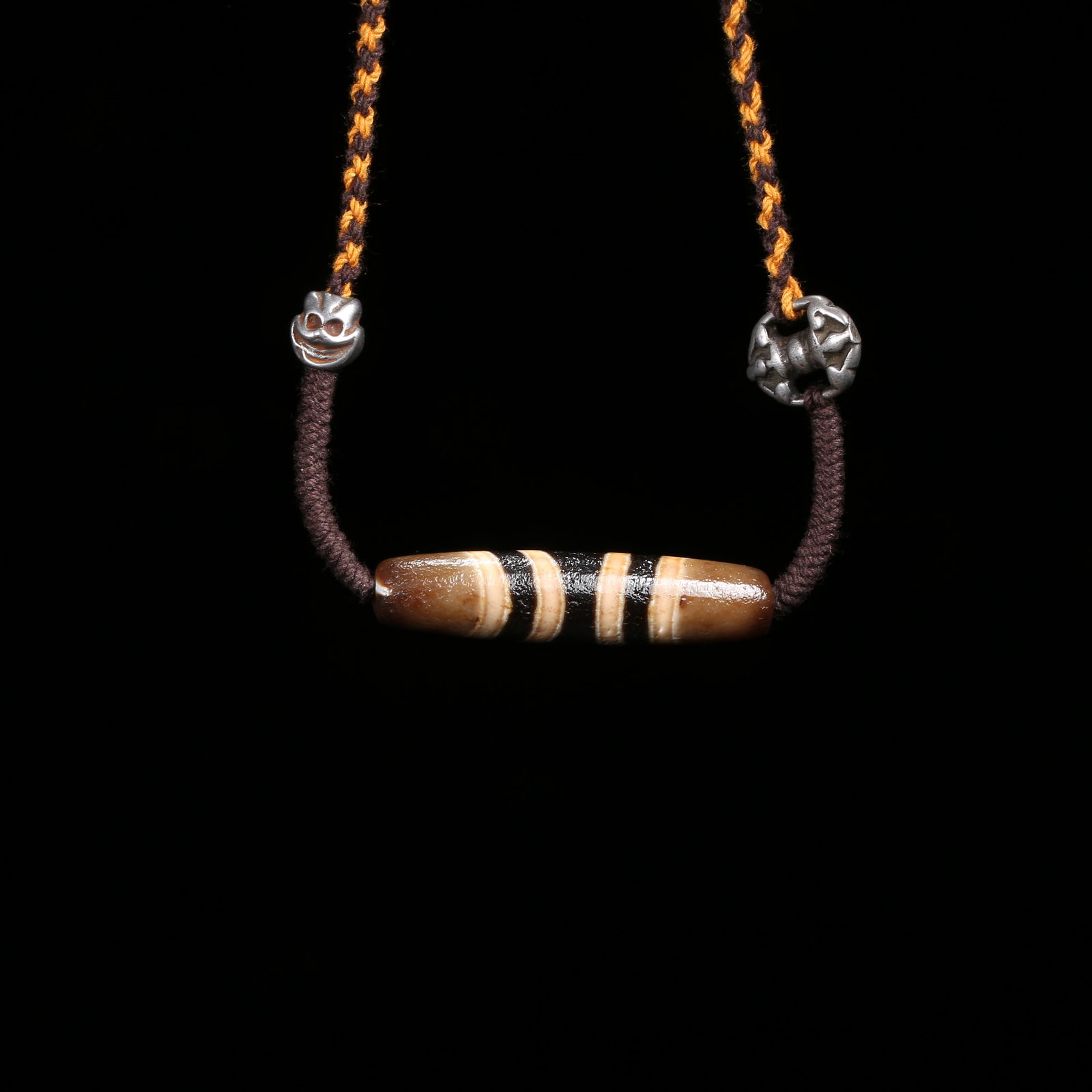 A AGATE ONE-EYED DZI BEAD: Agate One-Eyed Dzi Bead
