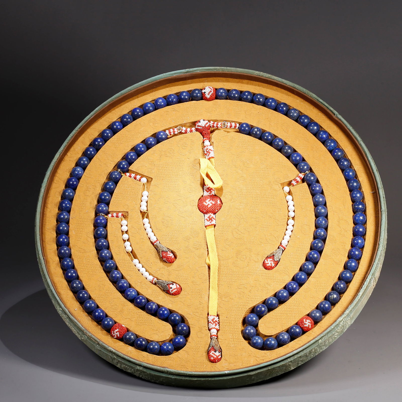 A LAPIS LAZULI CARVED COURT NECKLACE: Lapis lazuli carved court necklace