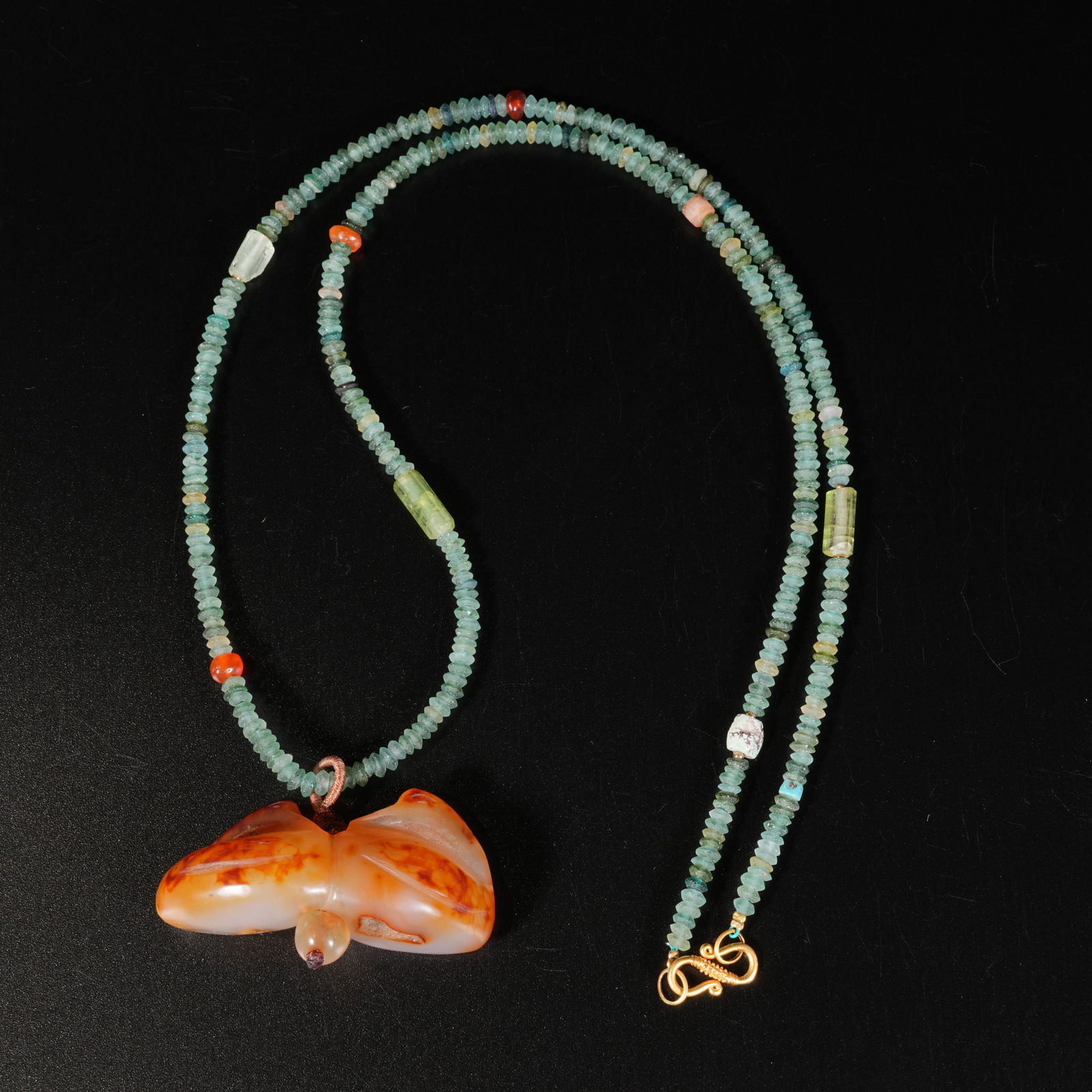 A AGATE CARVED PENDANT (1 of 10)