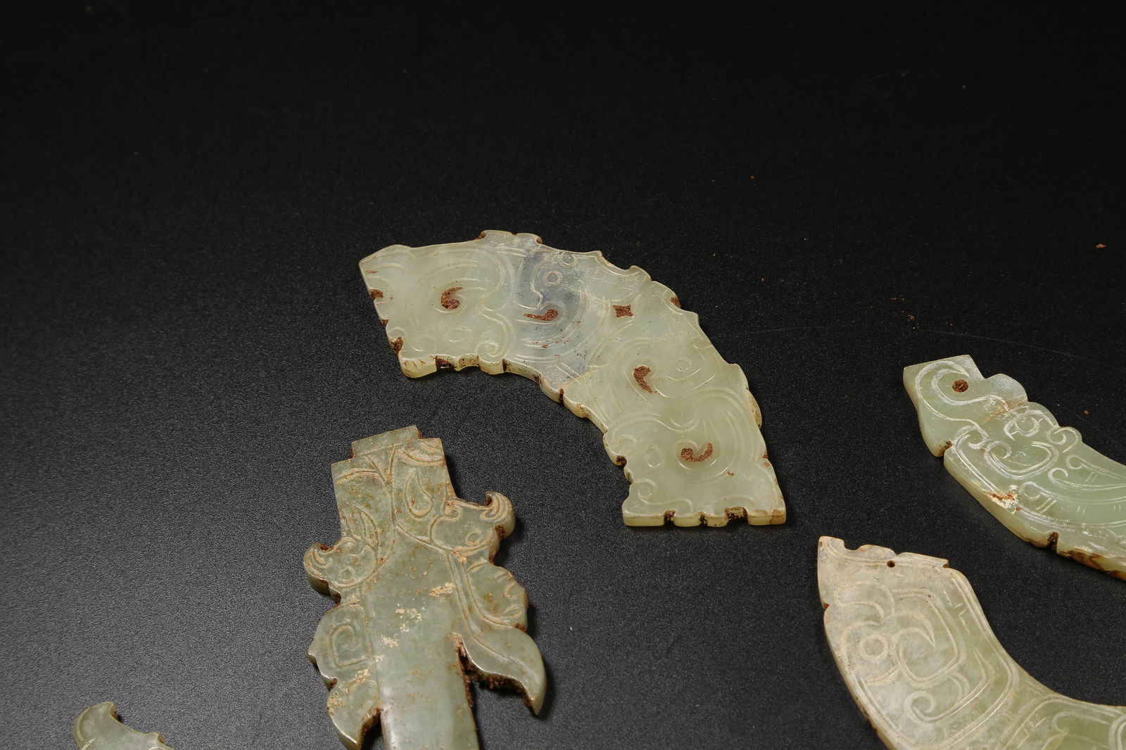 A ANCIENT JADE PENDANT SET - 3