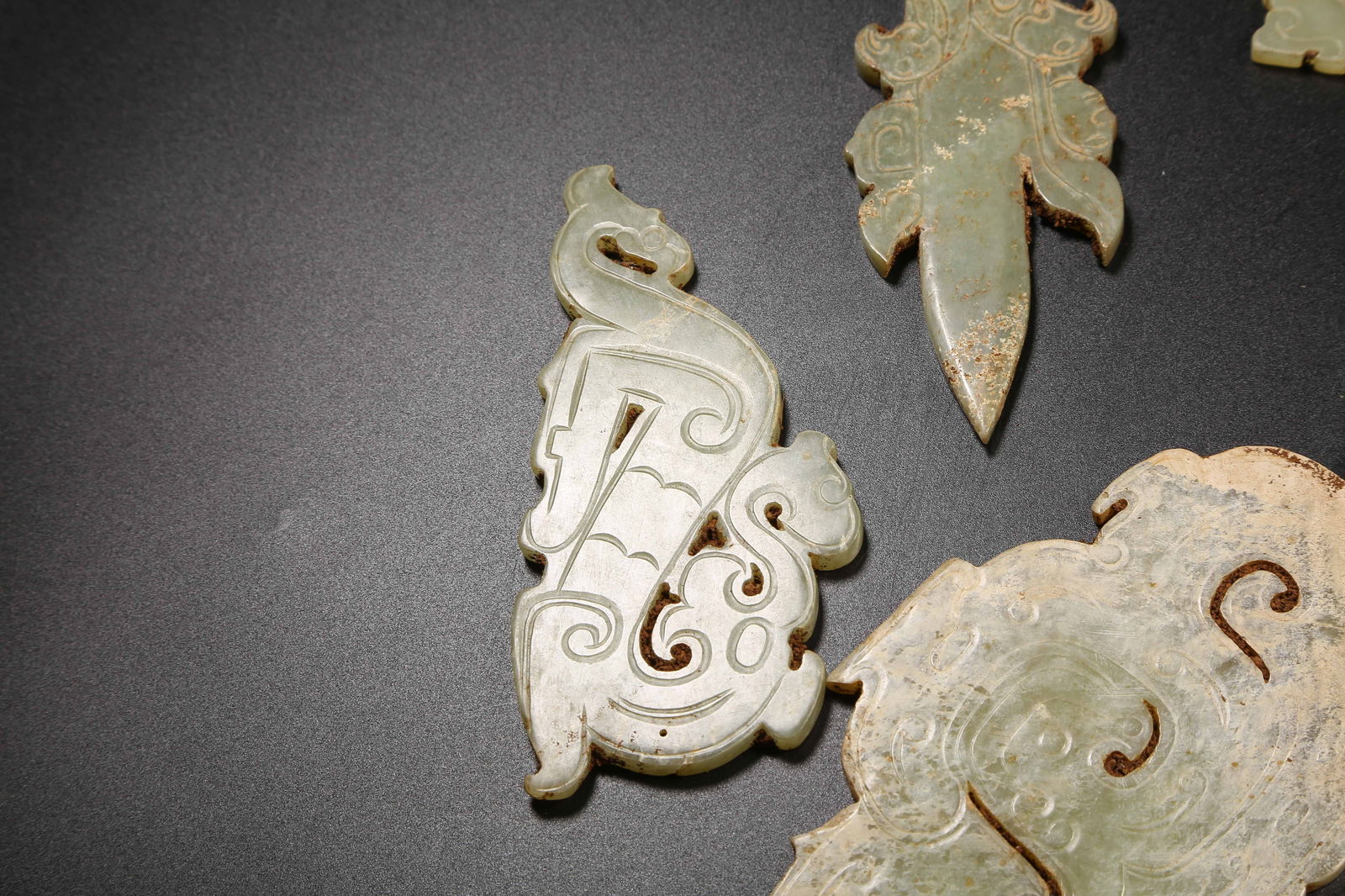 A ANCIENT JADE PENDANT SET - 4