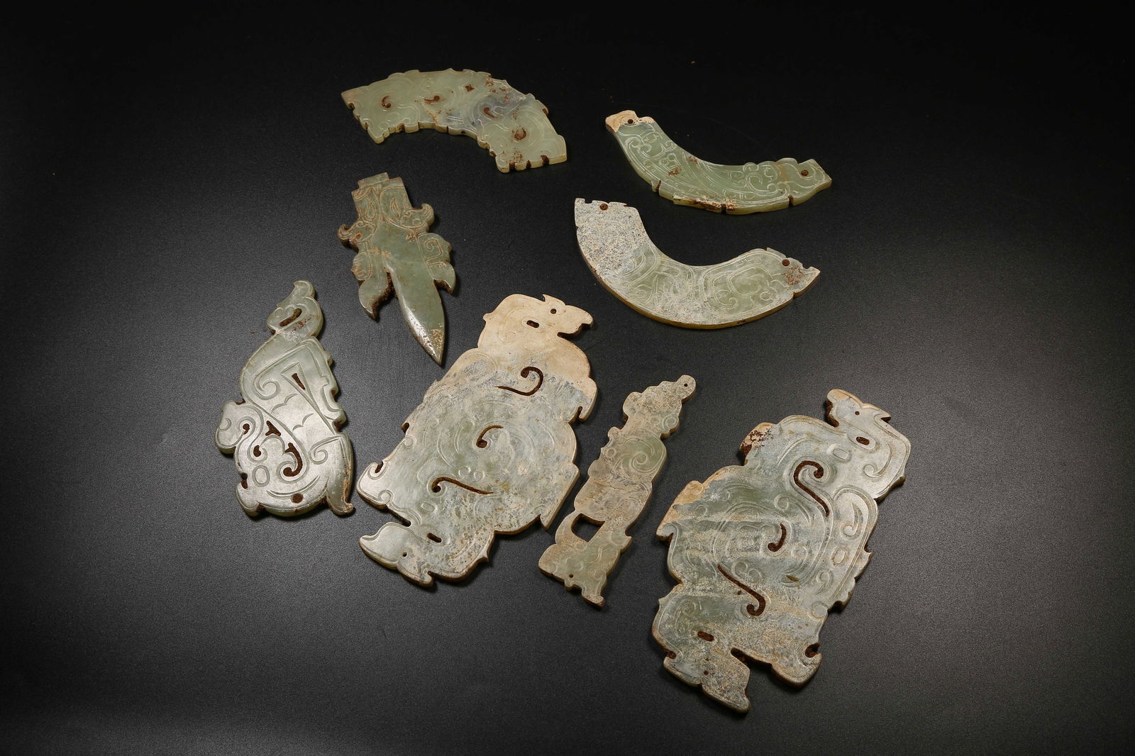 A ANCIENT JADE PENDANT SET - 9