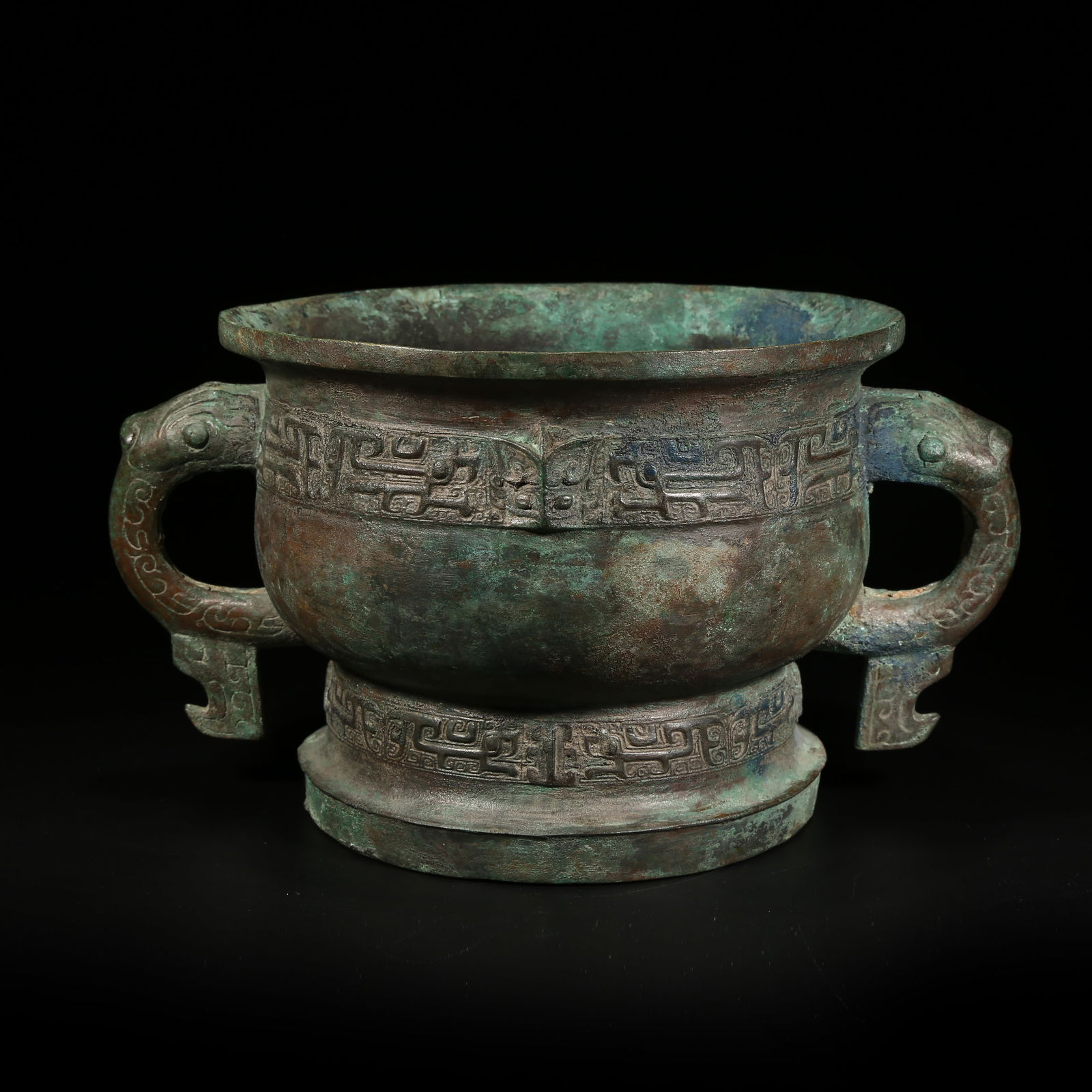 A BRONZE GUI VESSEL: Bronze gui vessel