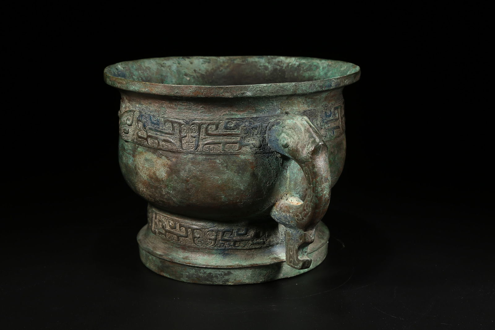A BRONZE GUI VESSEL - 2