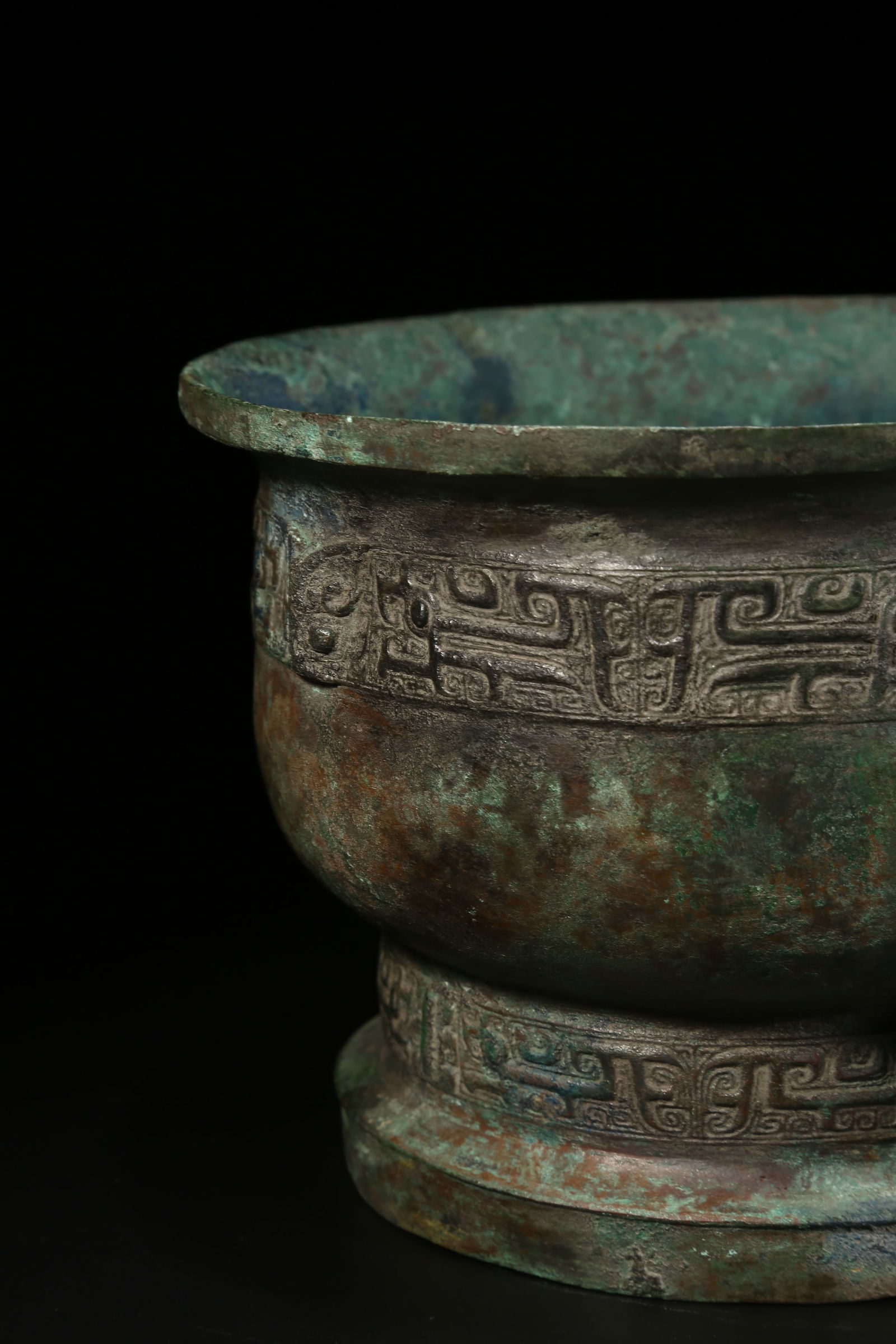 A BRONZE GUI VESSEL - 6