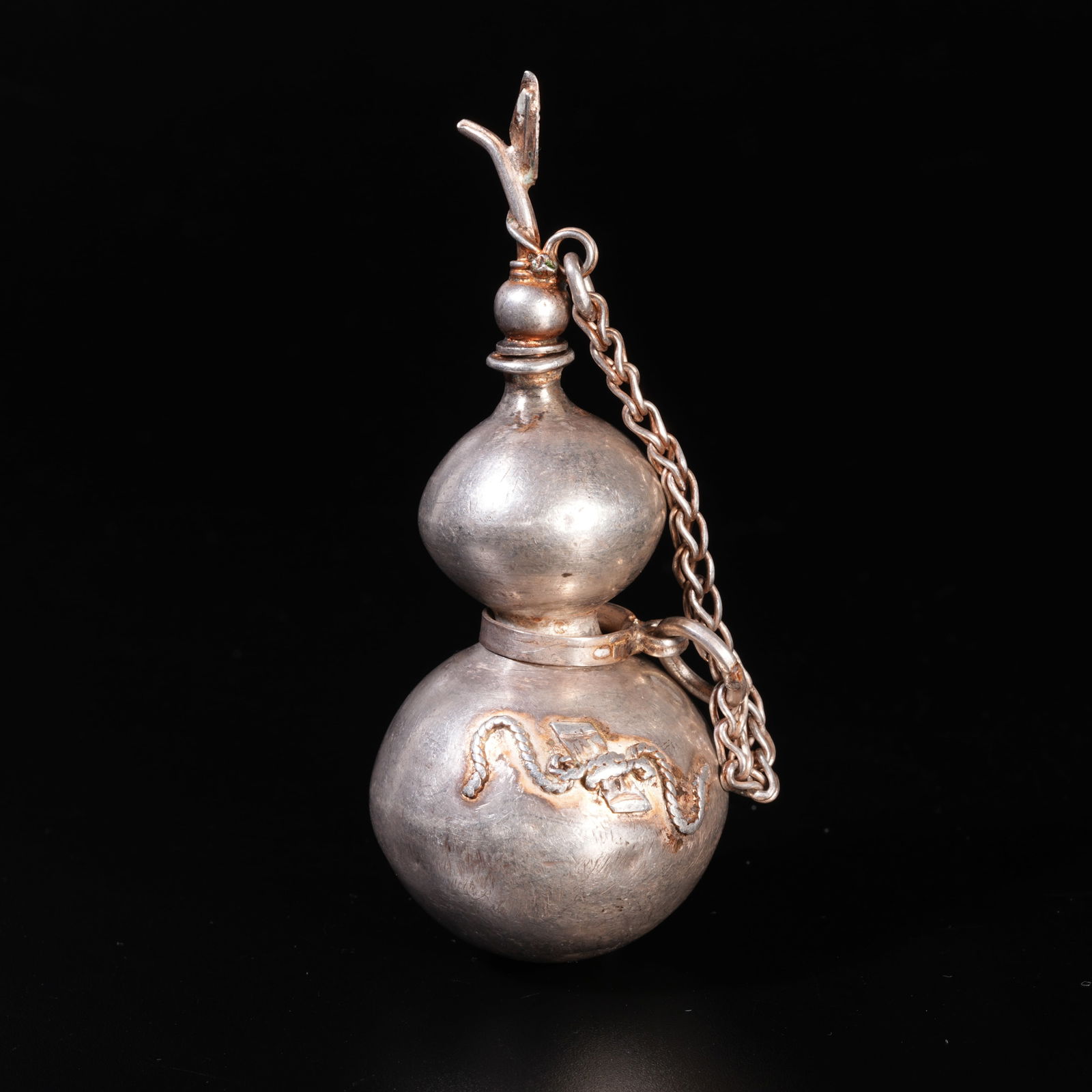A SILVER GOURD-SHAPED SNUFF BOTTLE: Silver Gourd-Shaped Snuff Bottle