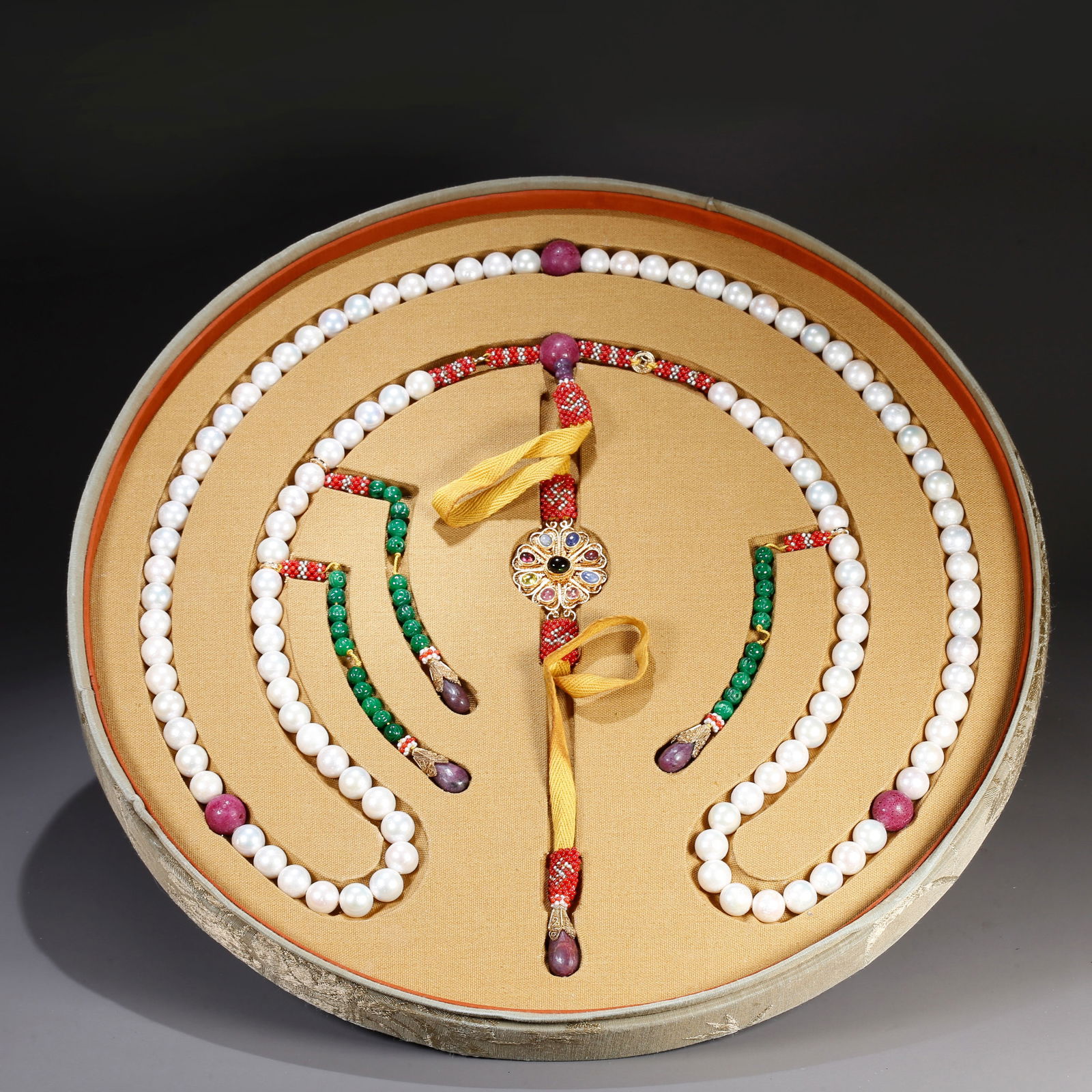 A PEARL CARVED COURT NECKLACE: Pearl carved court necklace