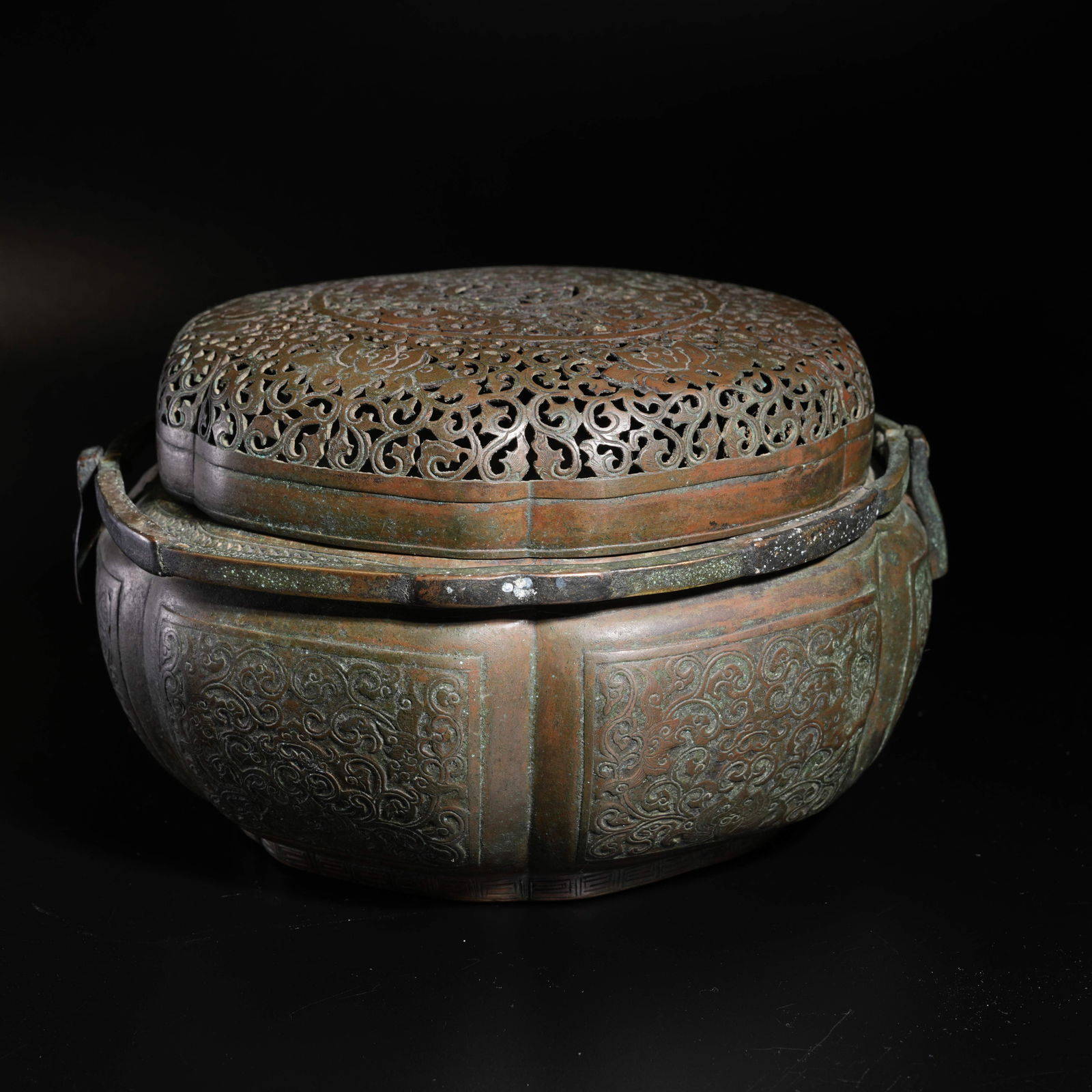 A BRONZE CARVED INTERTWINED FLORAL-PATTERN CENSER: Bronze Carved Intertwined Floral-Pattern Censer