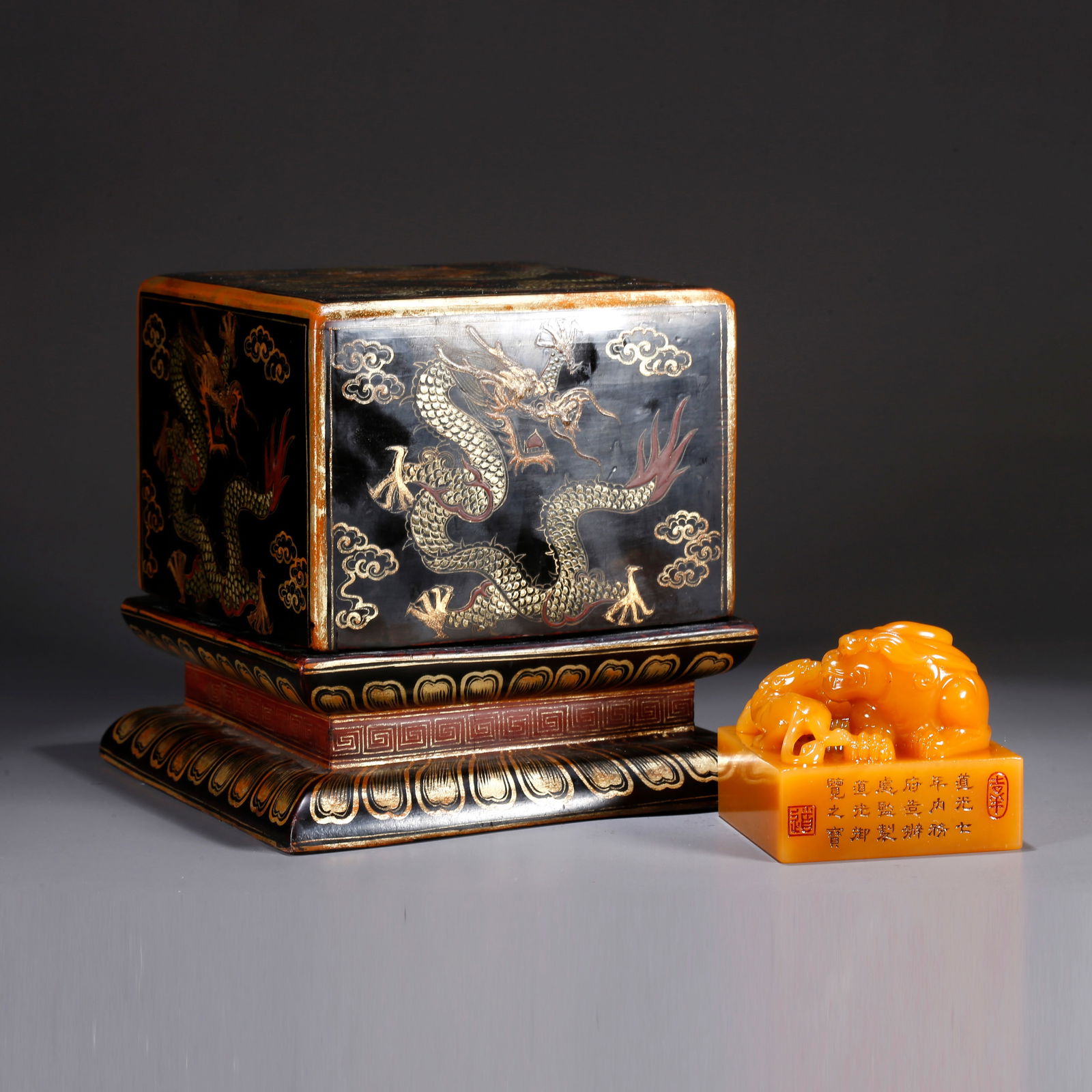 A SHOUSHAN TIANHUANG STONE CARVED LARGE LION AND SMALL LION FINIAL SEAL: Shoushan Tianhuang stone carved large lion and small lion finial seal