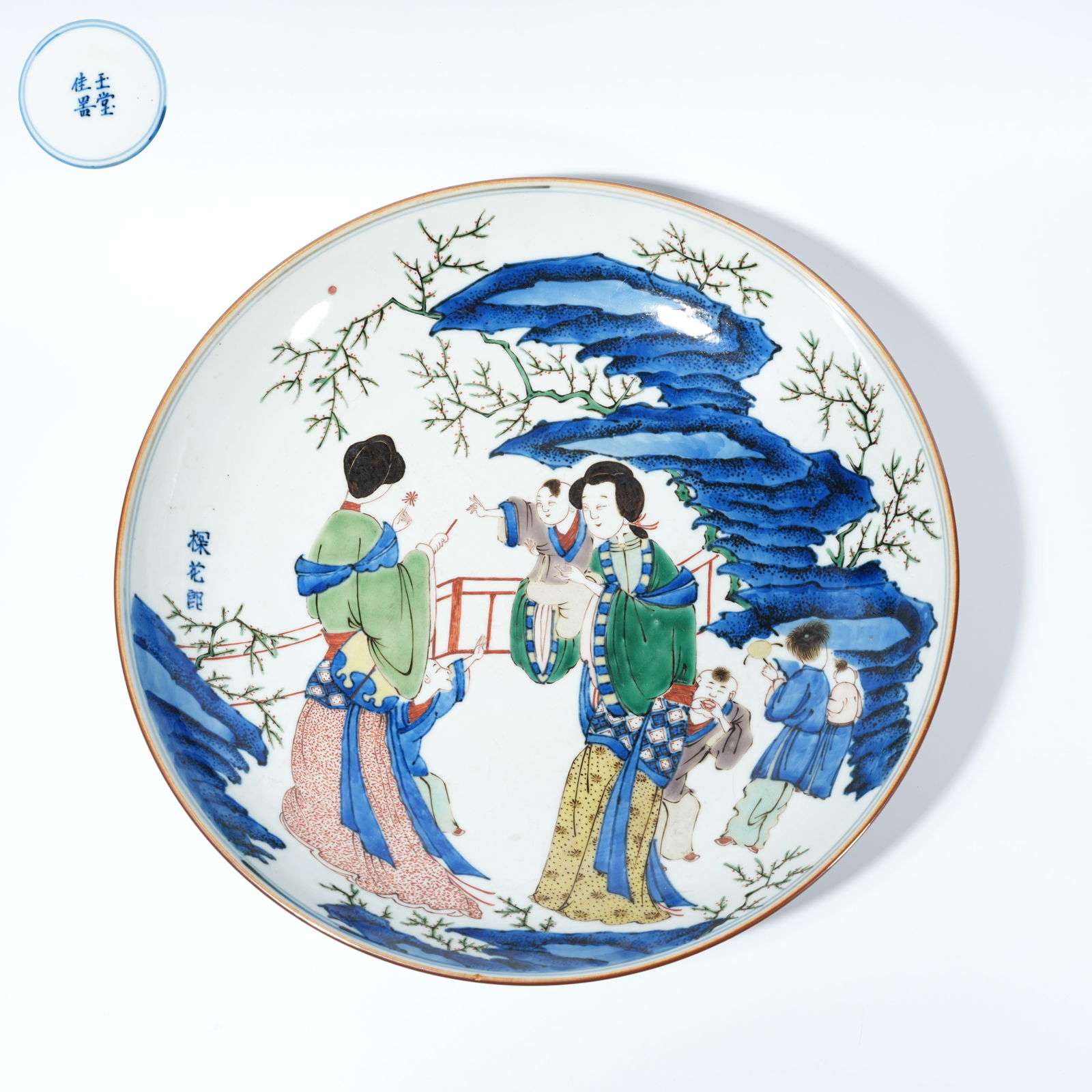 A WUCAI PLATE WITH FIGURAL NARRATIVE MOTIF: Wucai Plate with Figural Narrative Motif