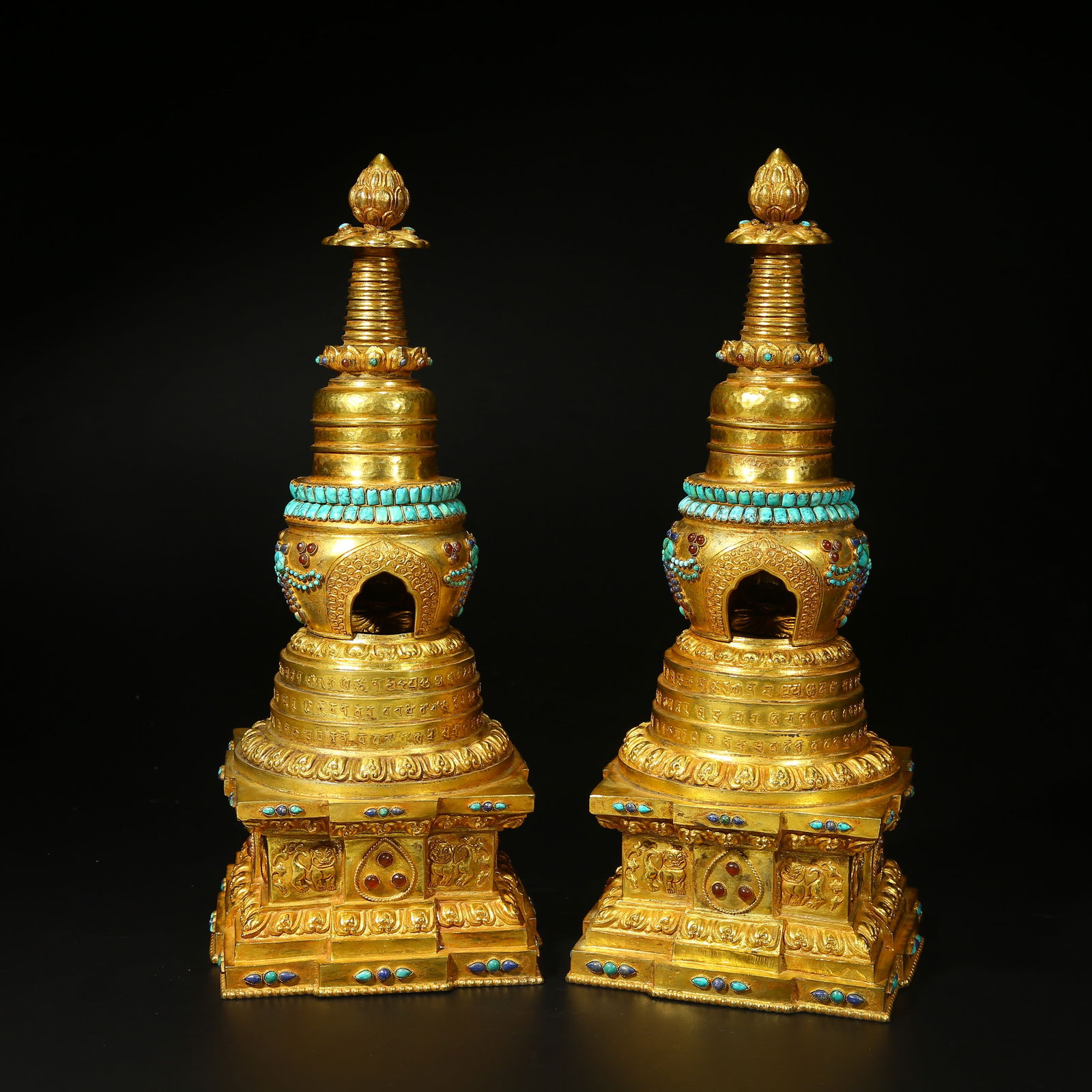A SET OF GILT BRONZE PAGODAS: Set of gilt bronze pagodas