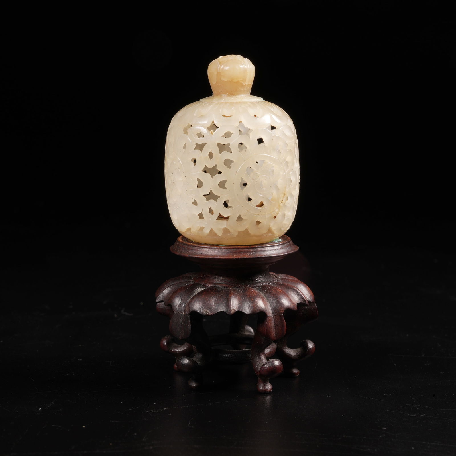 A HETIAN JADE FLORAL-PATTERNED INCENSE BURNER: Hetian jade floral-patterned incense burner