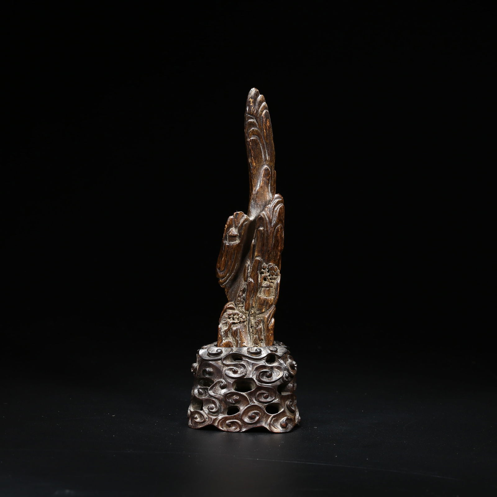 A QINAN WOOD MOUNTAIN-SHAPED ORNAMENT WITH HIGH OFFICIAL DESIGN: Qinan wood mountain-shaped ornament with high official design