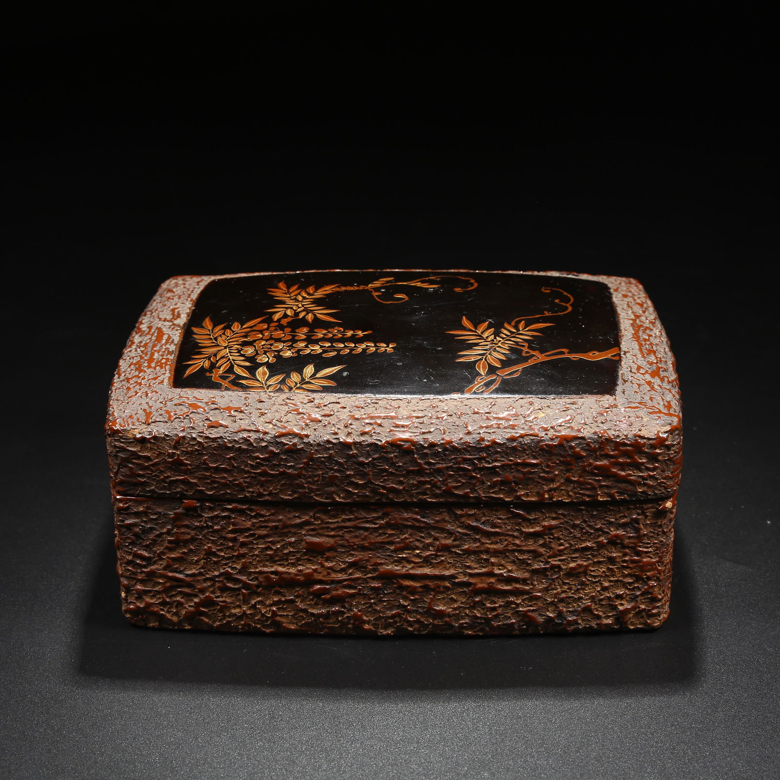 A LACQUERED BOX WITH LID (1 of 10)