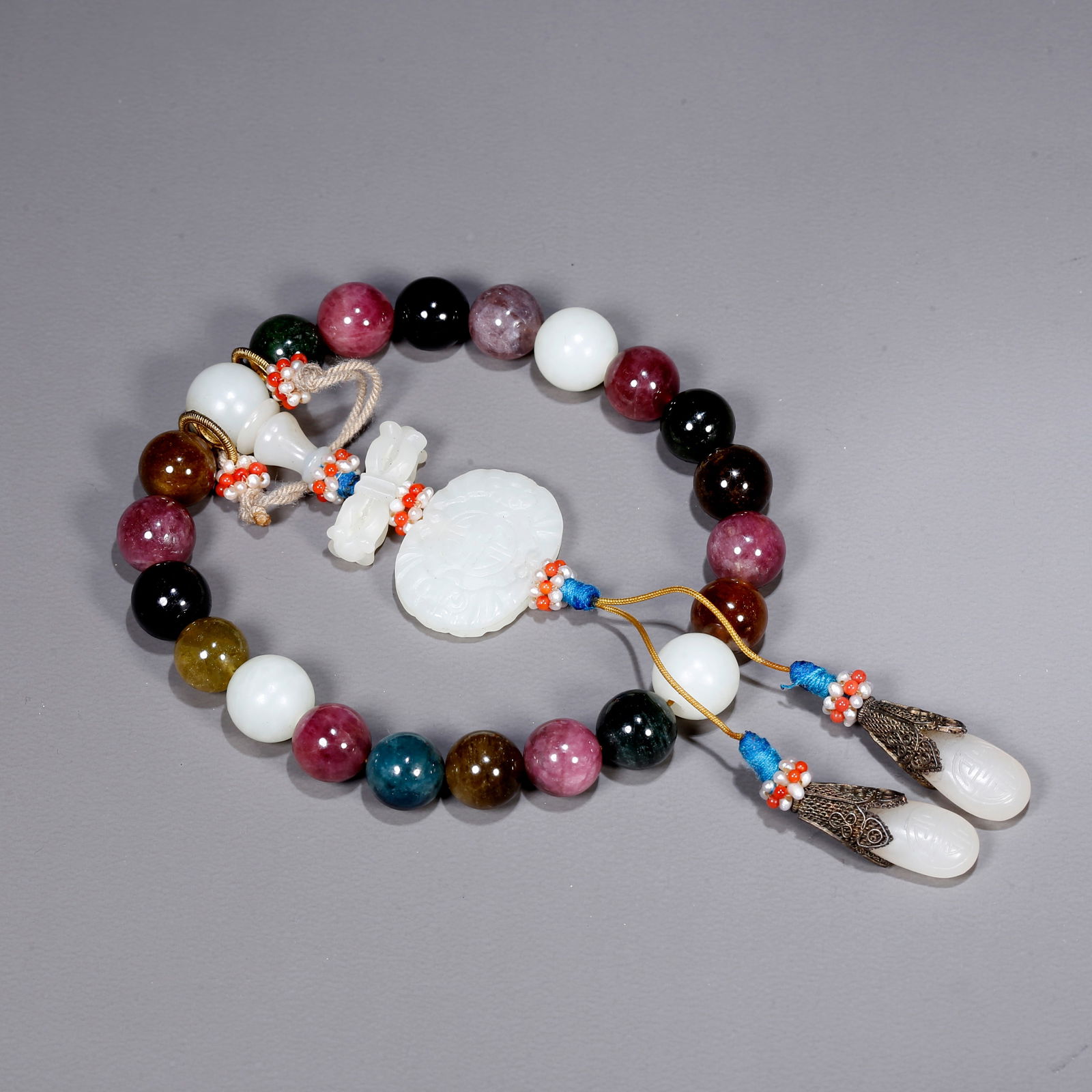 A TOURMALINE CARVED BRACELET: Tourmaline carved bracelet