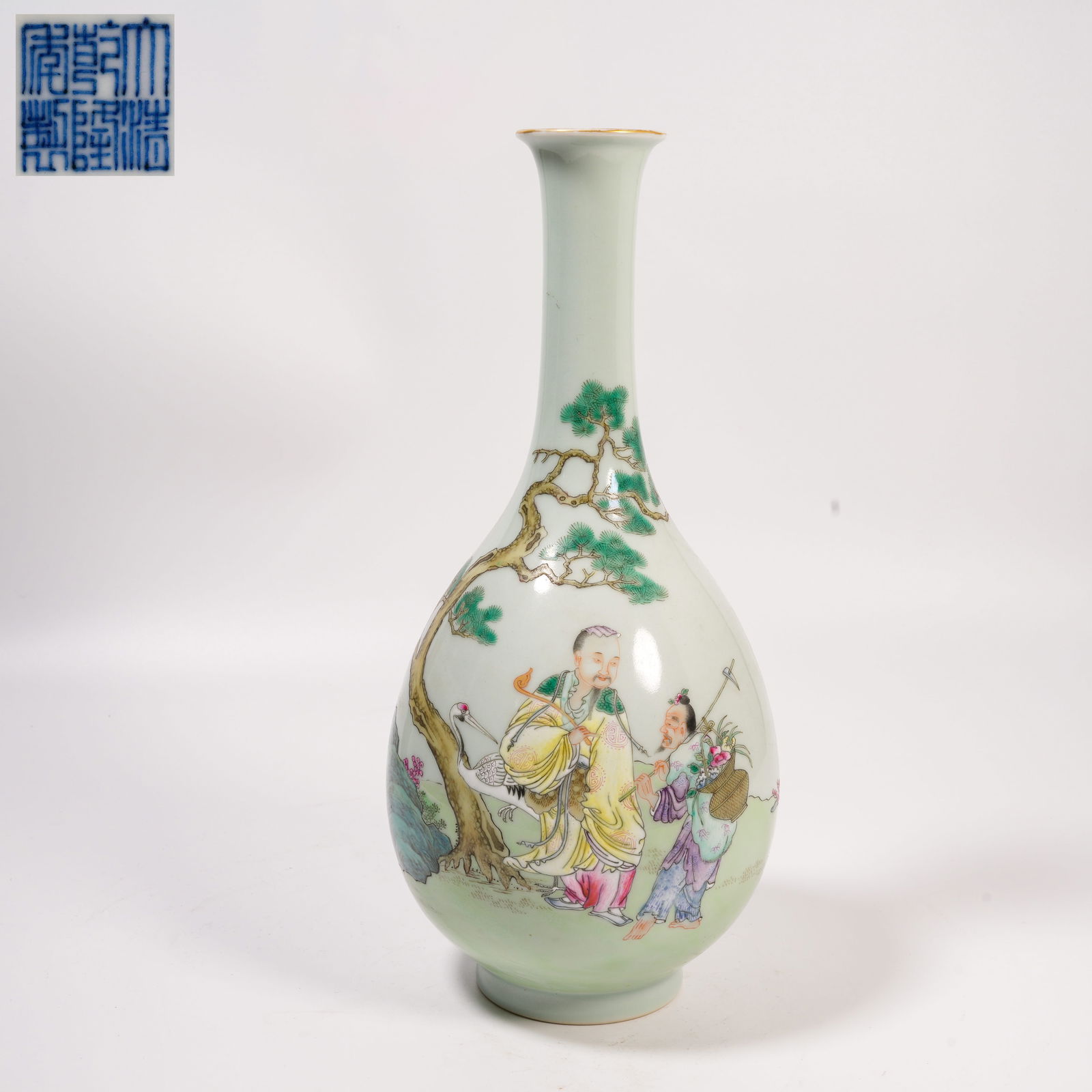 A WUCAI LONG-NECK VASE WITH FIGURAL STORY SCENE: Wucai Long-Neck Vase with Figural Story Scene