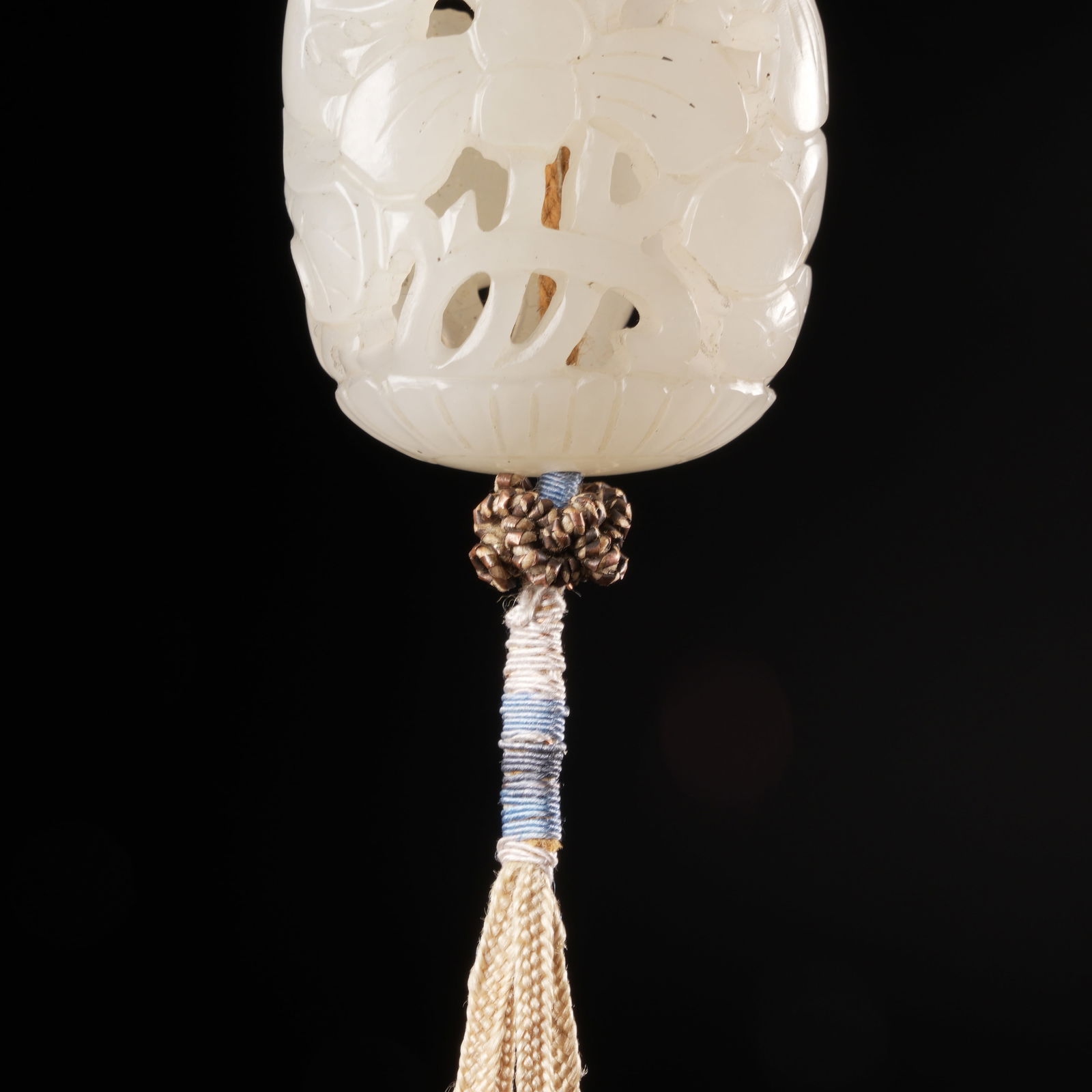 A HETIAN JADE LOTUS-LEAF PATTERNED SACHET - 3