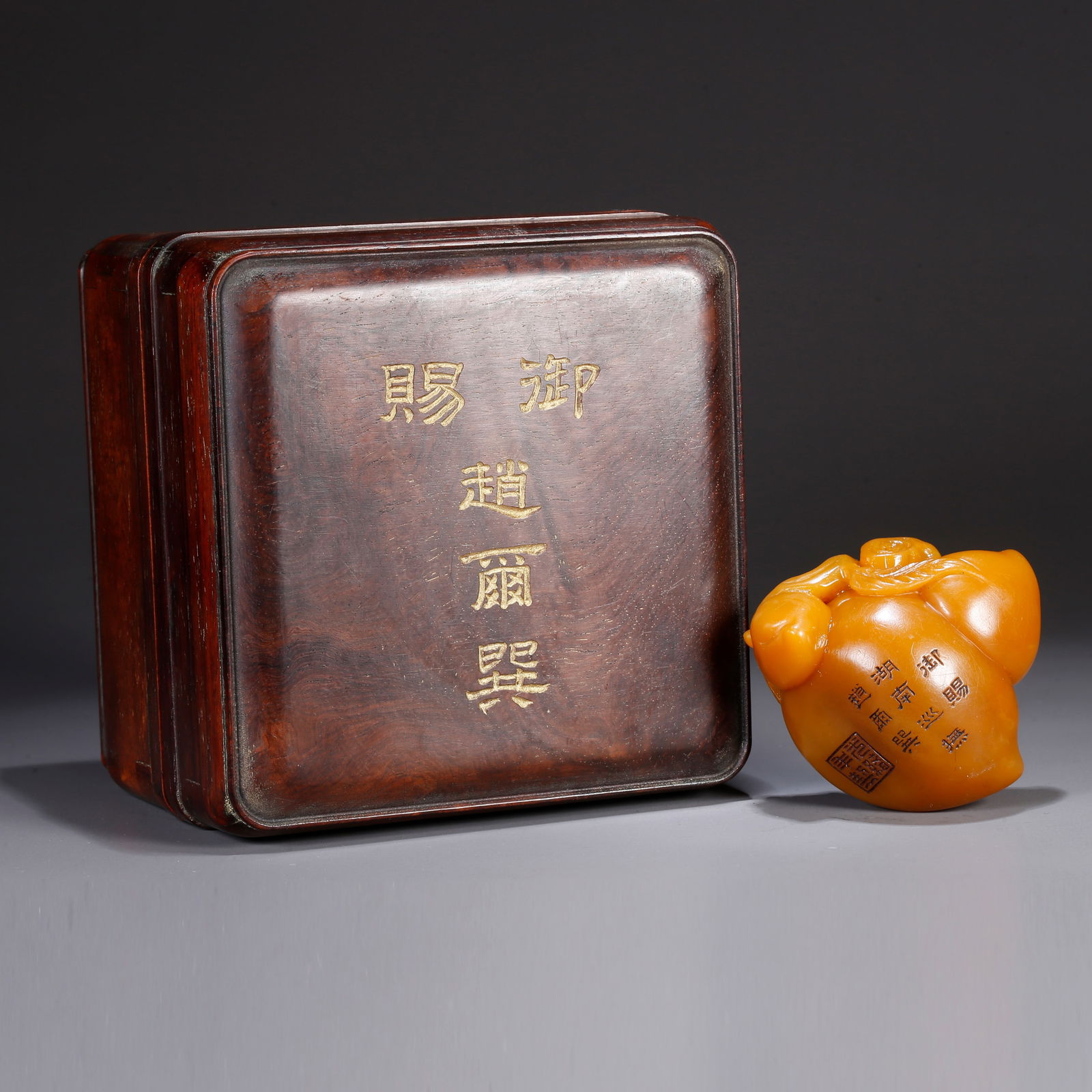 A SHOUSHAN TIANHUANG STONE CARVED PEACH-SHAPED HANDPIECE: Shoushan Tianhuang stone carved peach-shaped handpiece