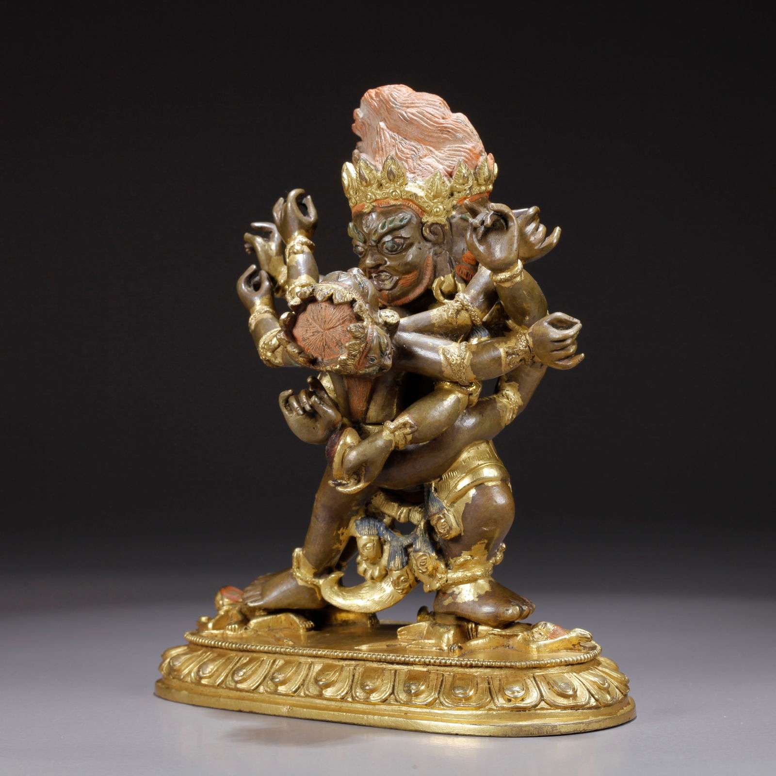 A GILDED BRONZE BUDDHA STATUE: Gilded Bronze Buddha Statue