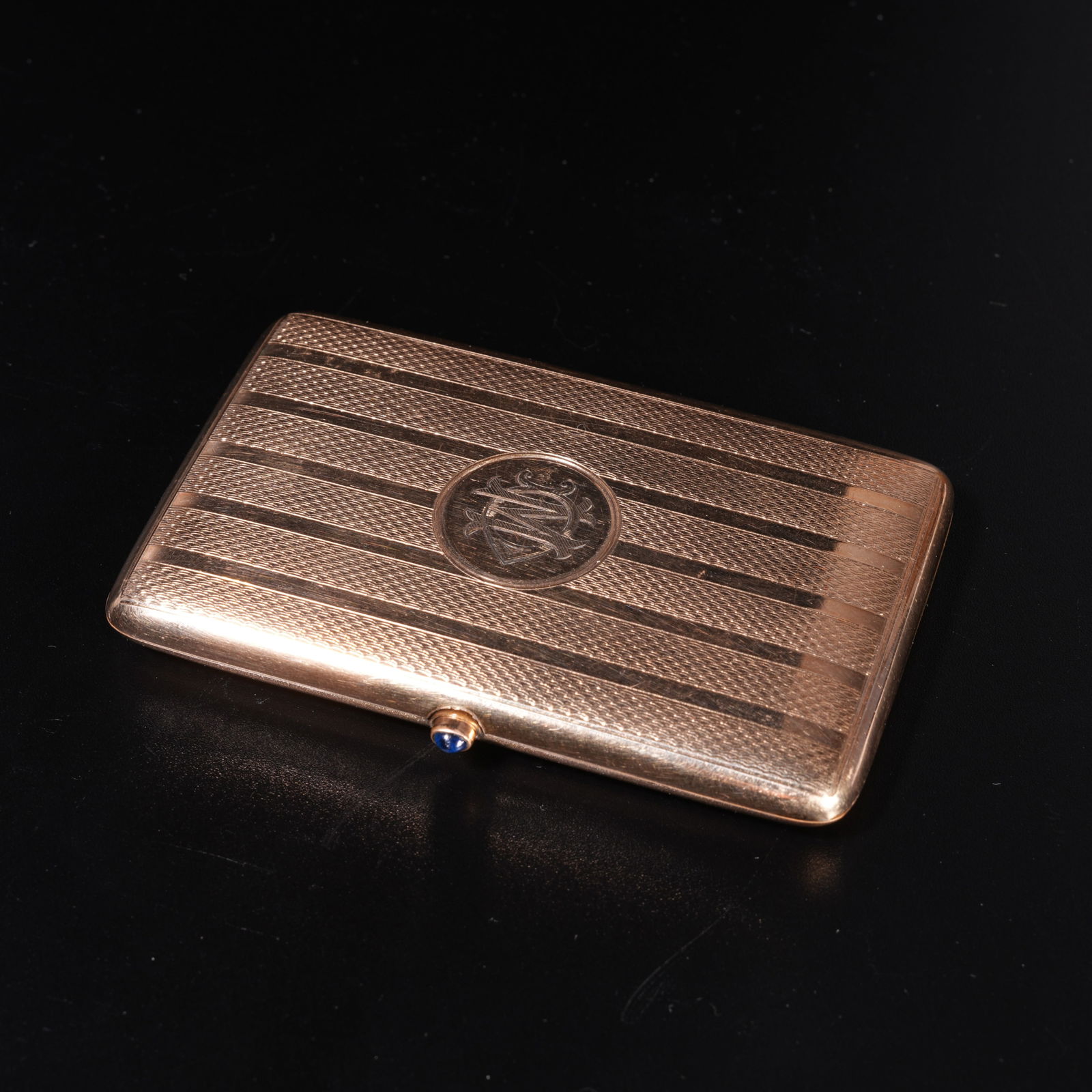 A SILVER GILT SNUFF BOX (1 of 10)