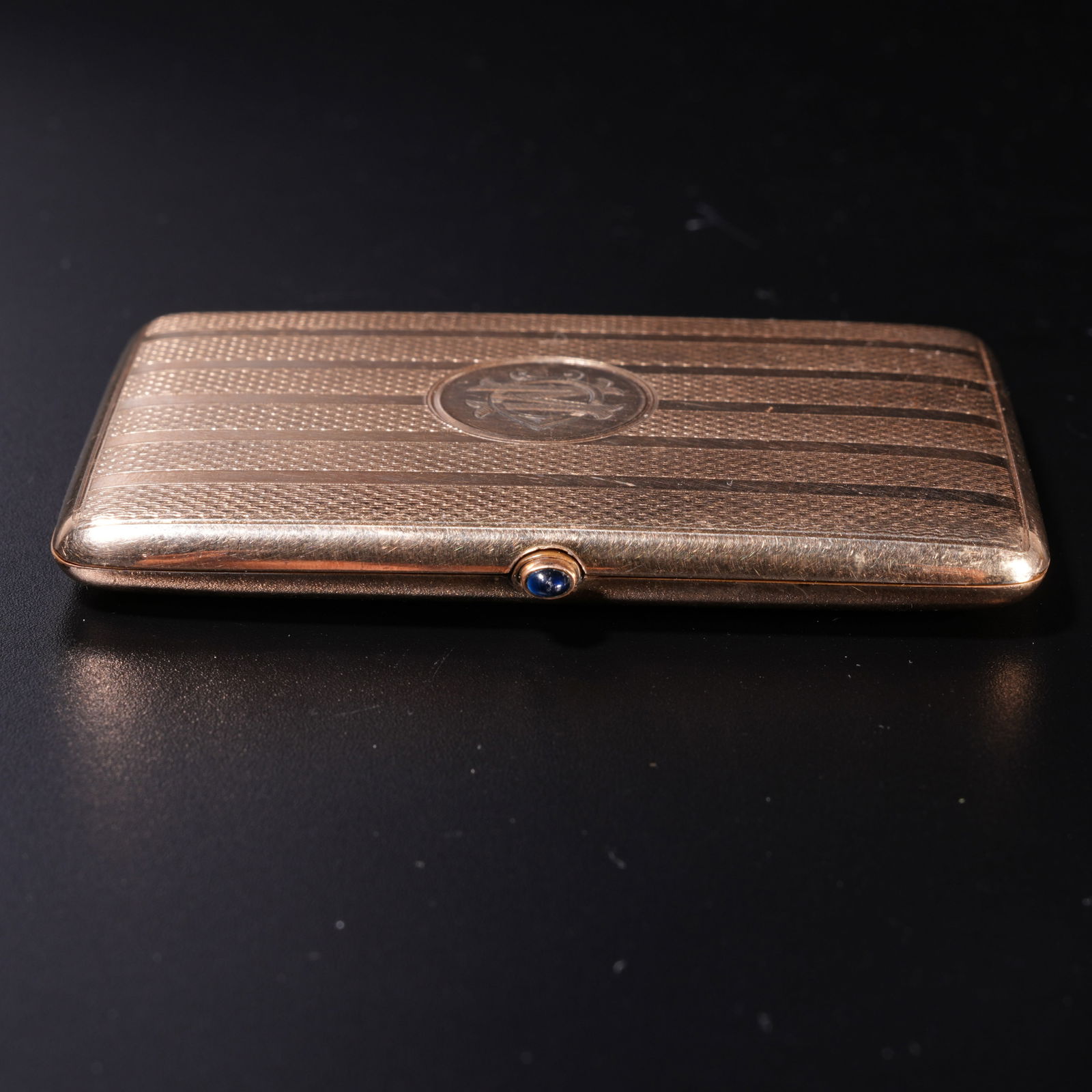 A SILVER GILT SNUFF BOX - 2