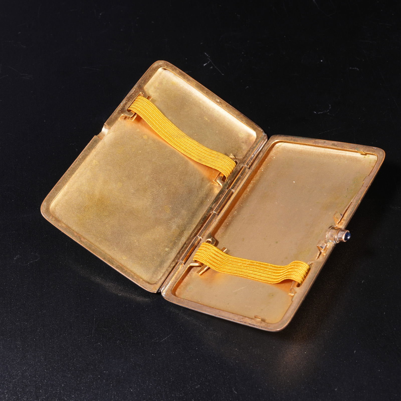 A SILVER GILT SNUFF BOX - 6