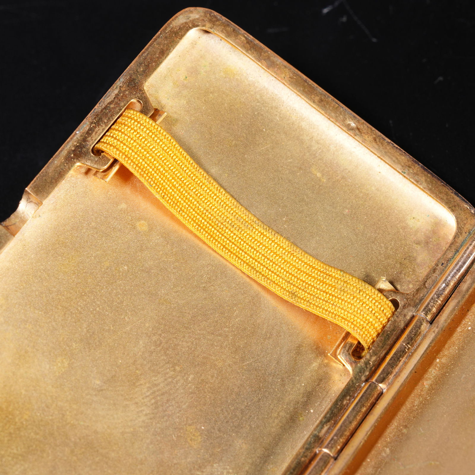 A SILVER GILT SNUFF BOX - 7