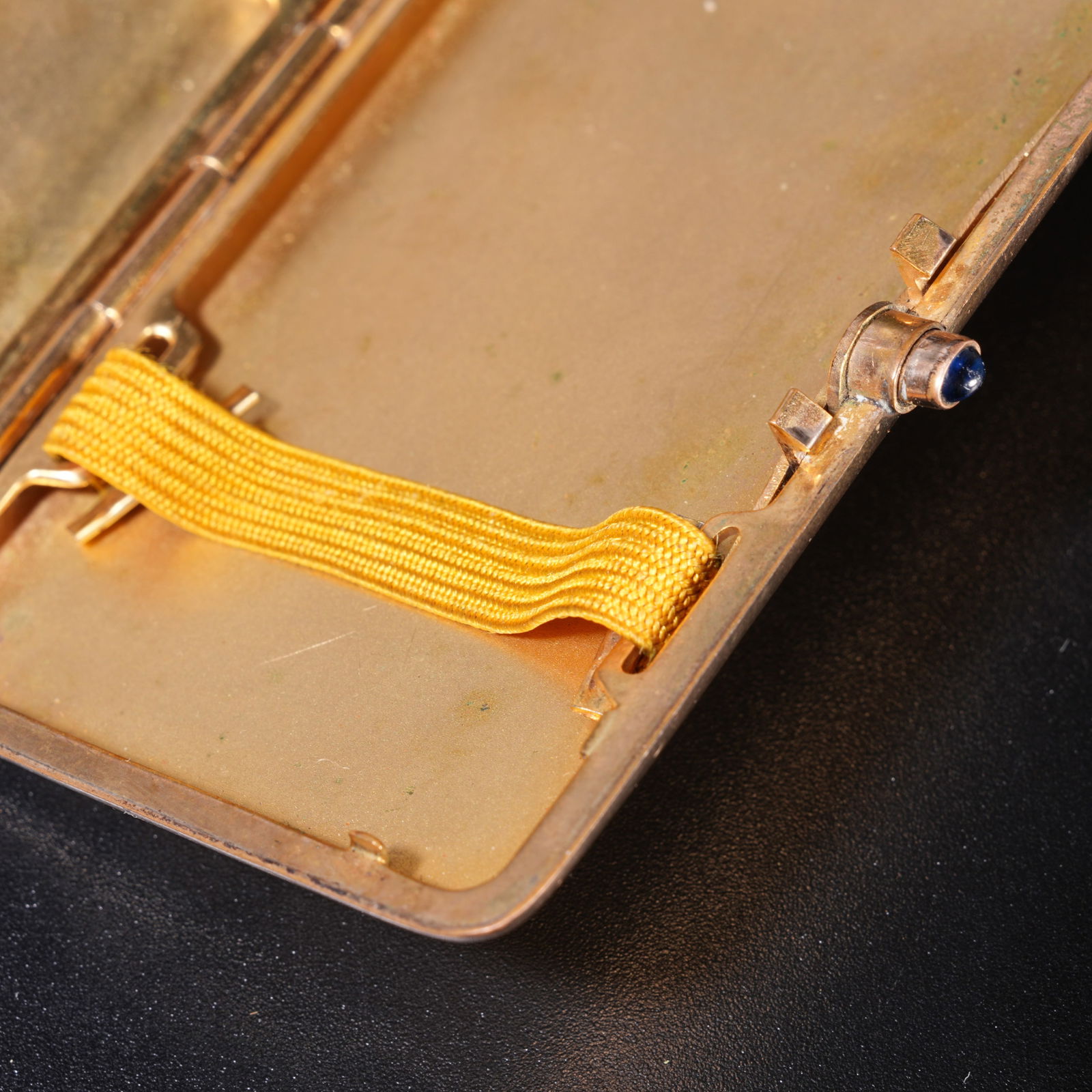 A SILVER GILT SNUFF BOX - 8