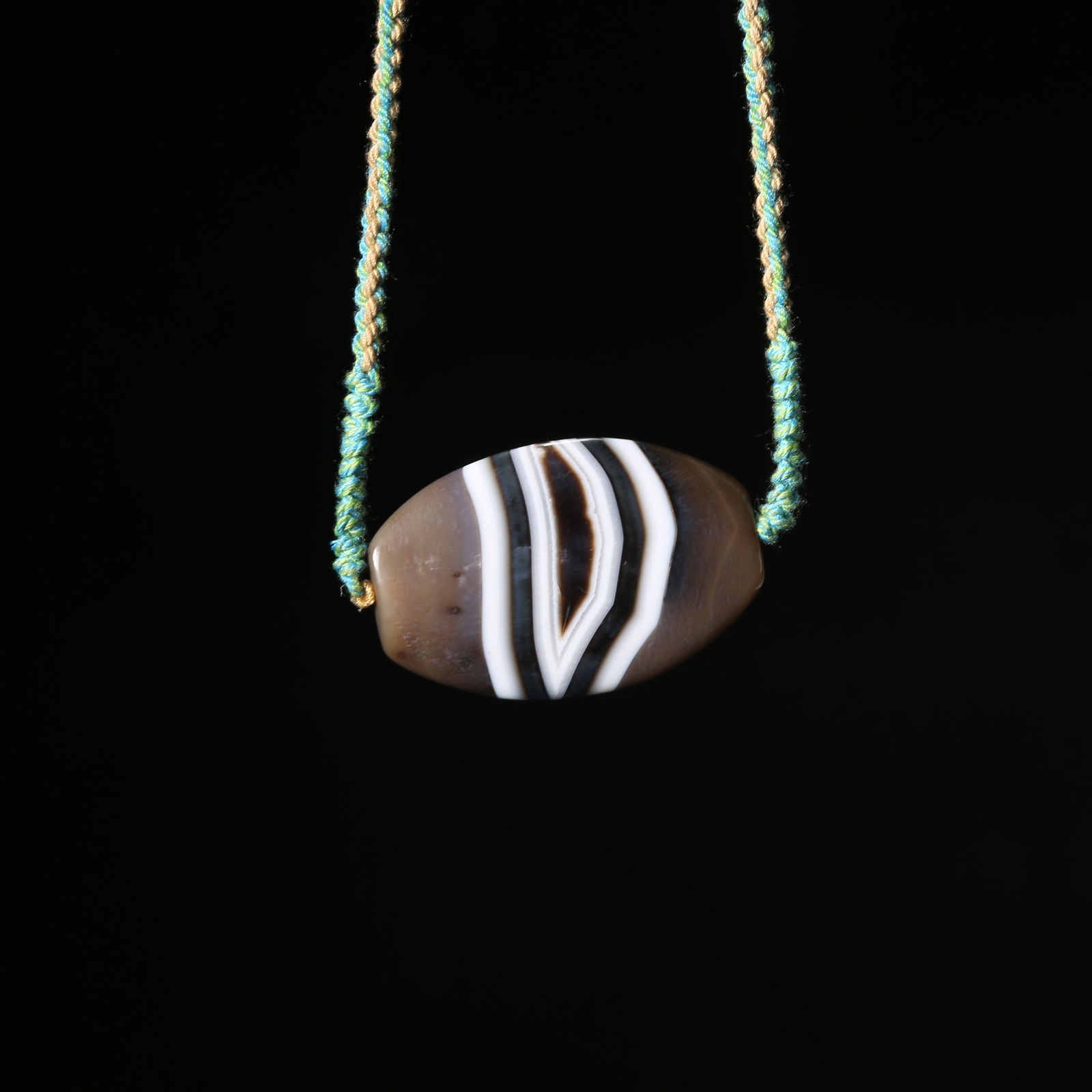 A WIRED AGATE NECKLACE: Wired Agate Necklace