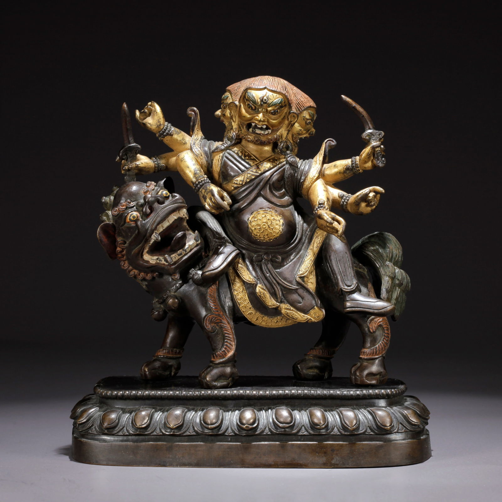 A GILDED BRONZE BUDDHA STATUE (1 of 10)