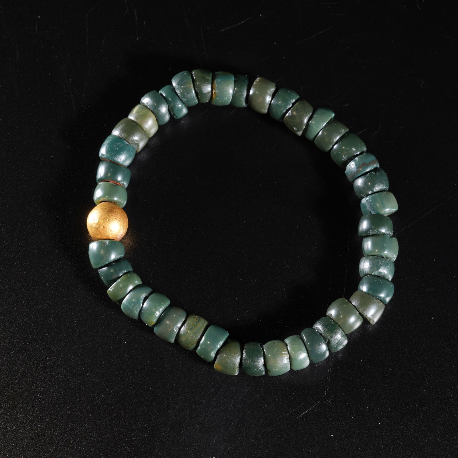 A AGATE CARVED BEADED BRACELET: Agate Carved Beaded Bracelet