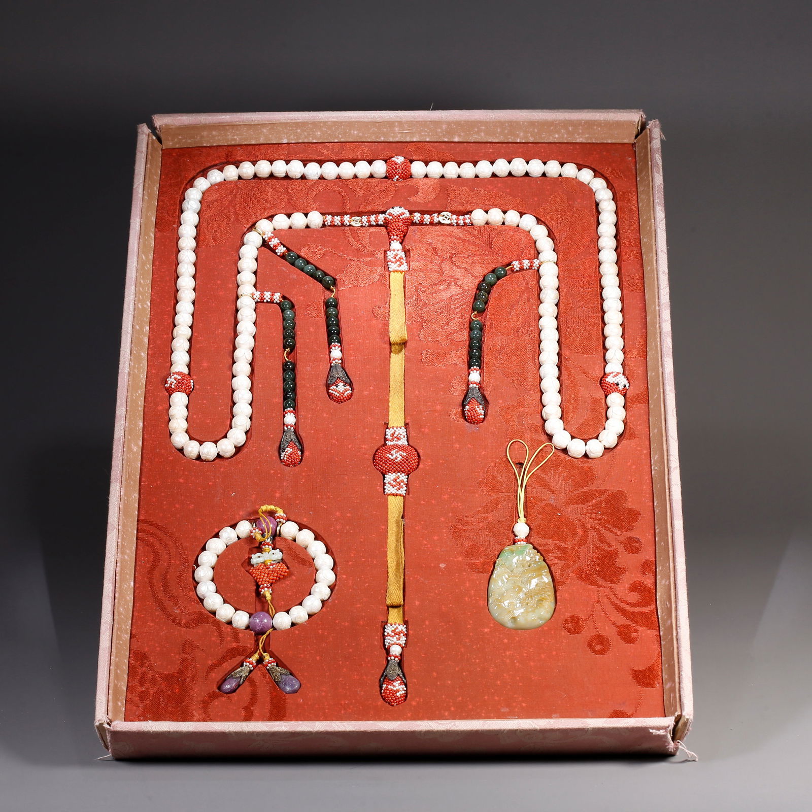 A PEARL CARVED COURT NECKLACE (A SET): Pearl carved court necklace (a set)