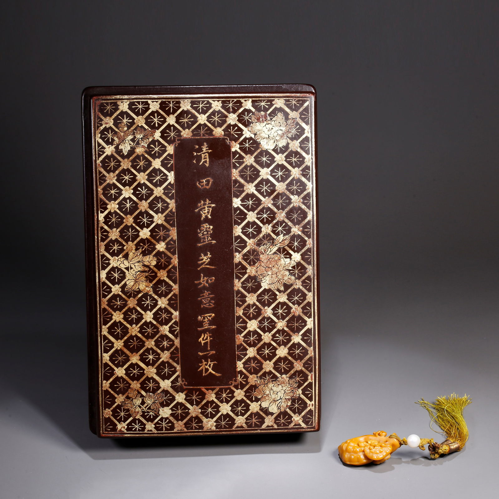 A SHOUSHAN TIANHUANG STONE CARVED LINGZHI MUSHROOM-SHAPED HANDPIECE: Shoushan Tianhuang stone carved lingzhi mushroom-shaped handpiece