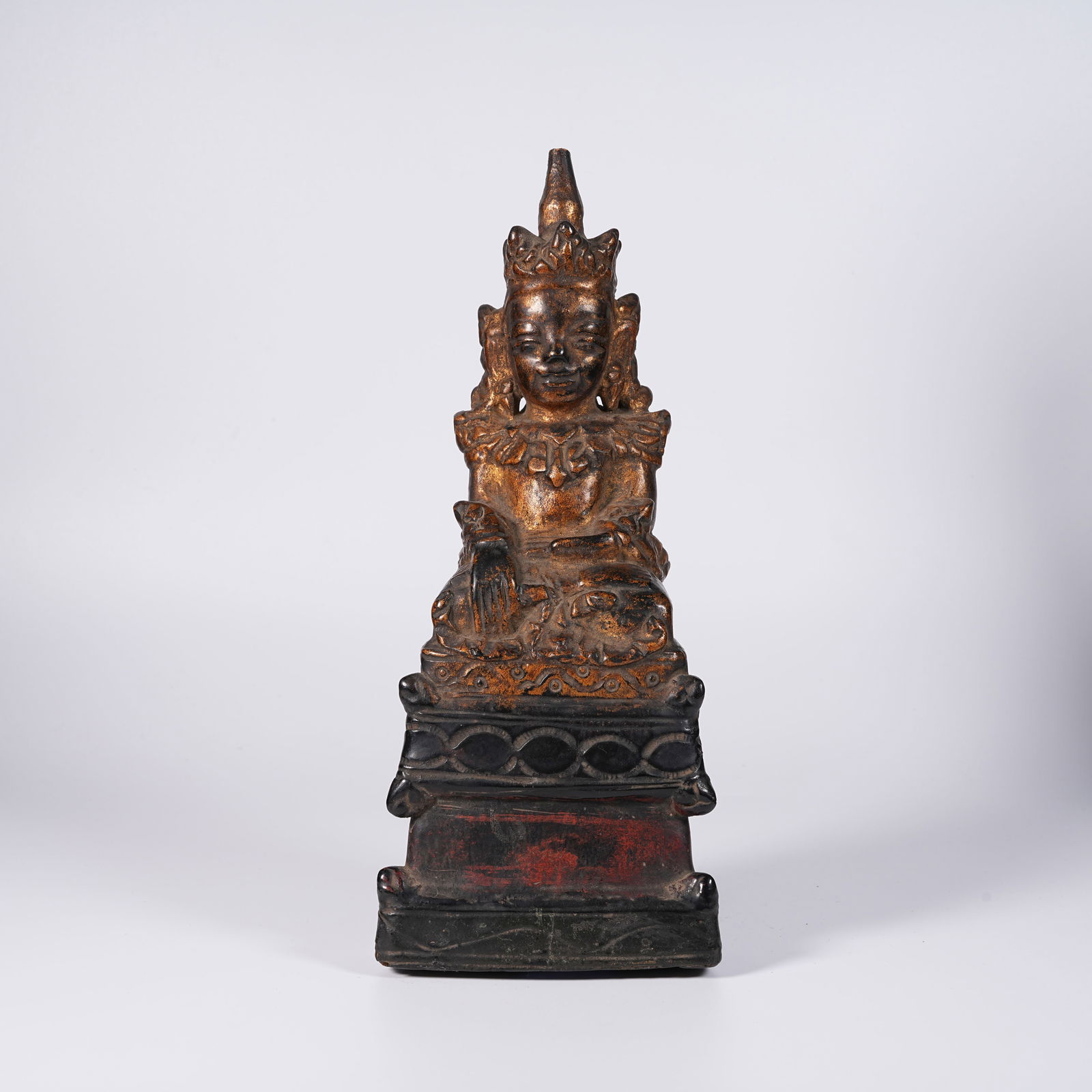A LACQUER GILT GUANYIN FIGURE: Lacquer Gilt Guanyin Figure