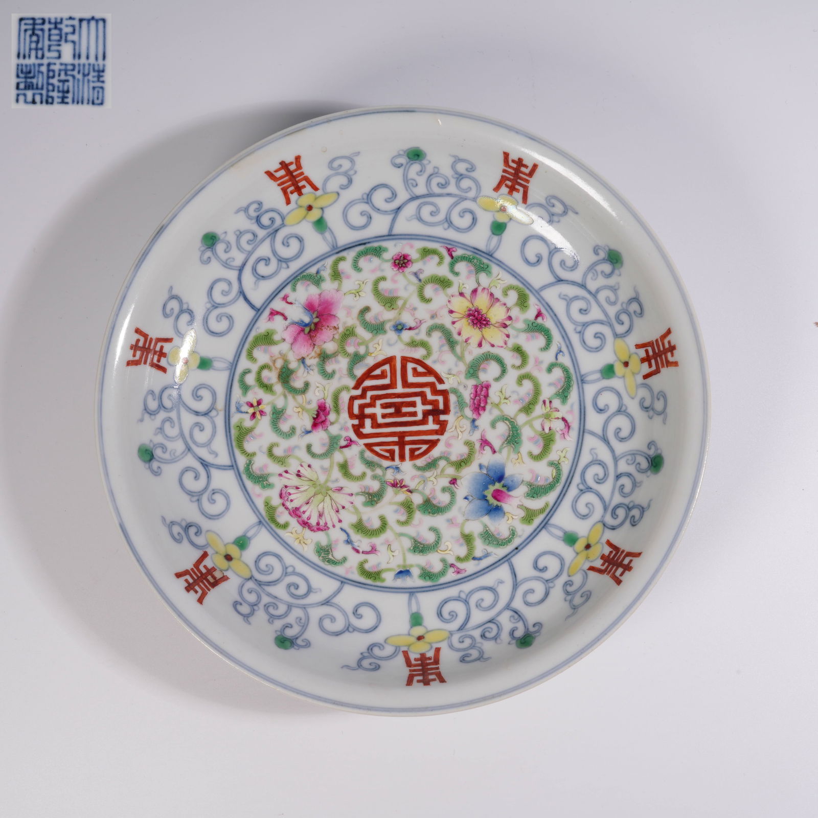 A DOUCAI PLATE WITH INTERLOCKING FLORAL SCROLLS AND LONGEVITY MOTIF: Doucai plate with interlocking floral scrolls and longevity motif