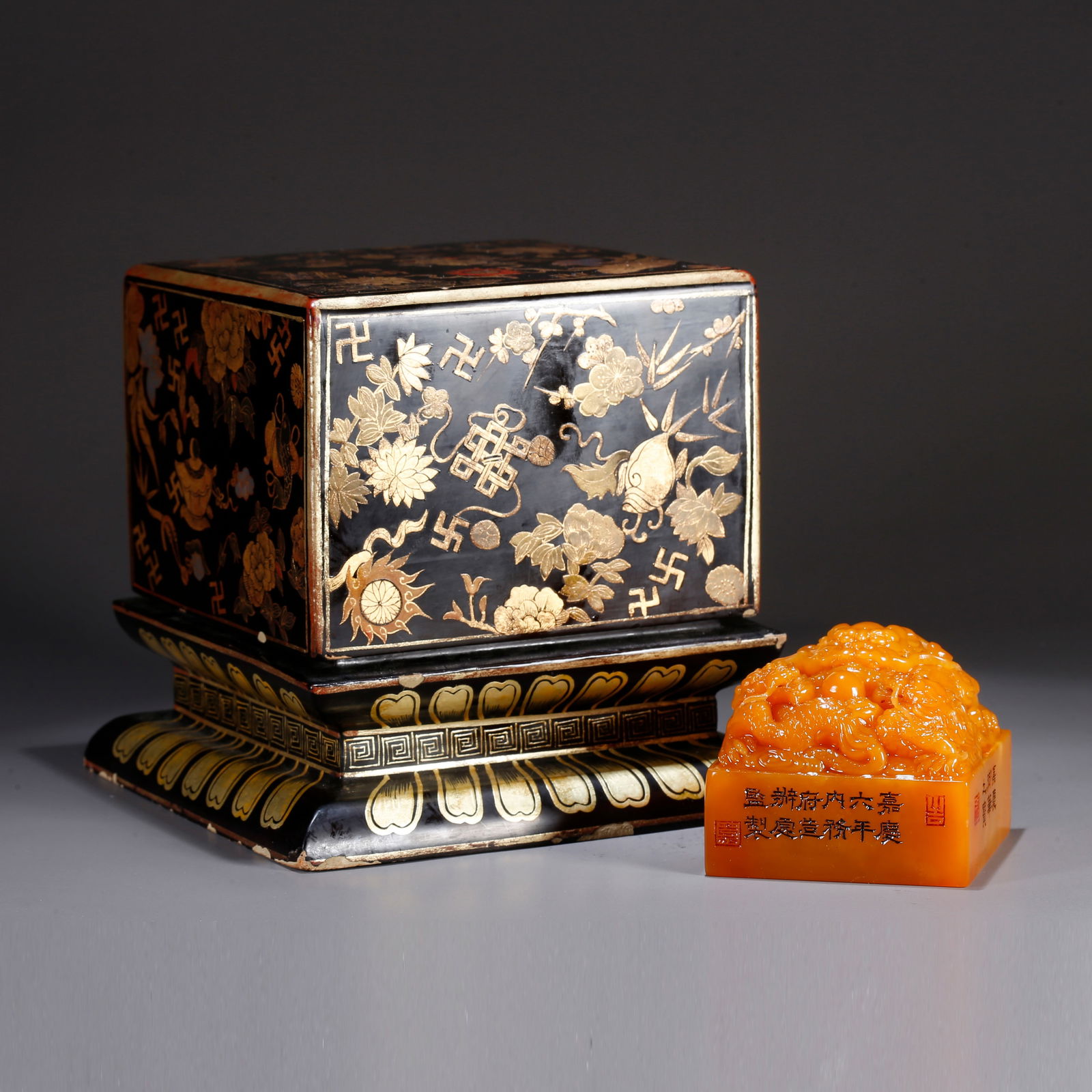 A SHOUSHAN TIANHUANG STONE CARVED THREE DRAGON PATTERN SEAL: Shoushan Tianhuang stone carved three dragon pattern seal