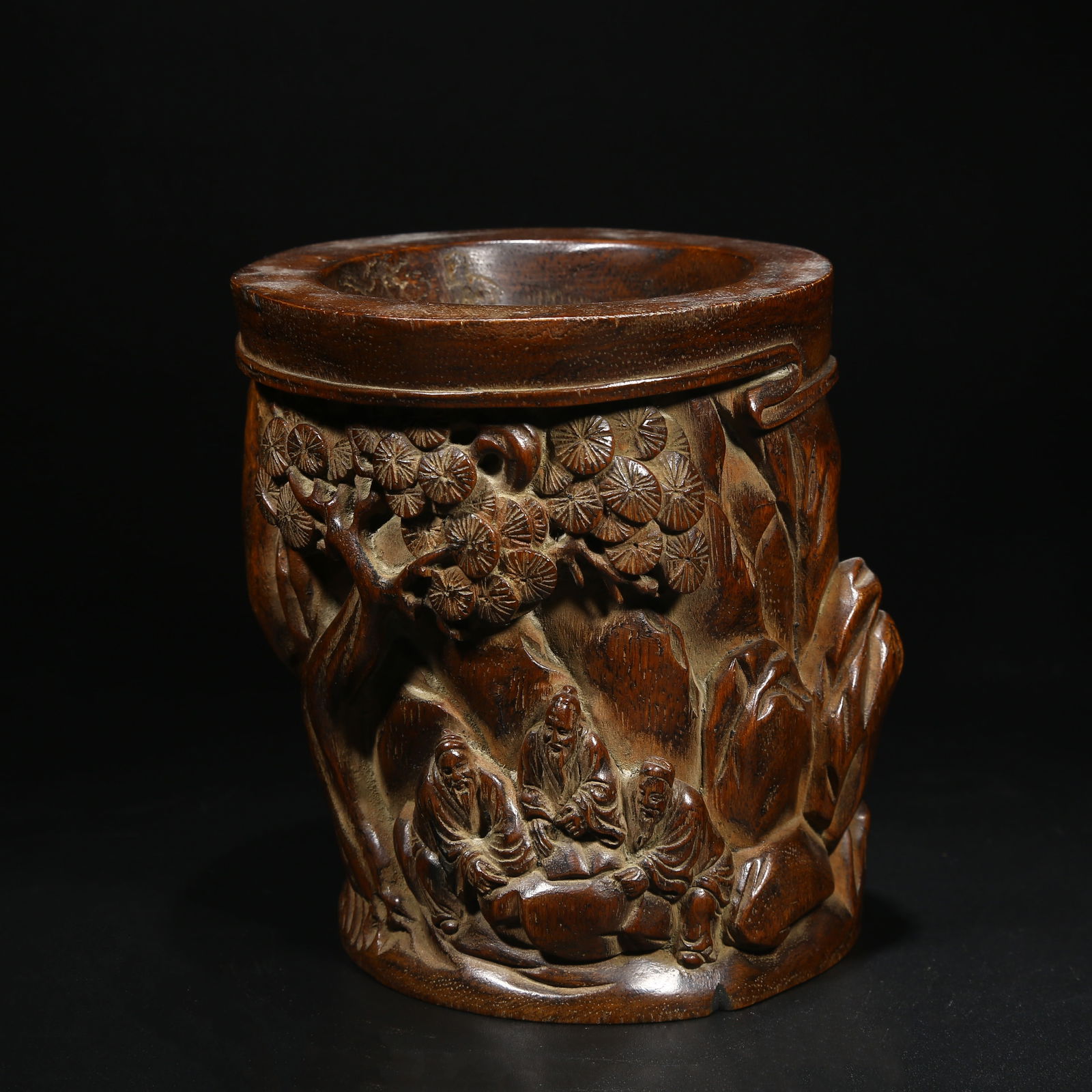 A AGARWOOD BRUSH POT WITH HIGH OFFICIAL AND ELEGANT GATHERING DESIGN: Agarwood brush pot with high official and elegant gathering design