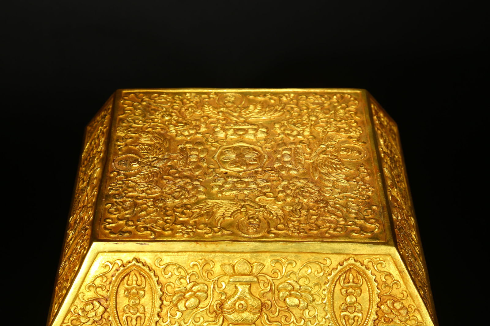 A GILT BRONZE BUDDHIST IMAGE SCRIPTURE CHEST - 2